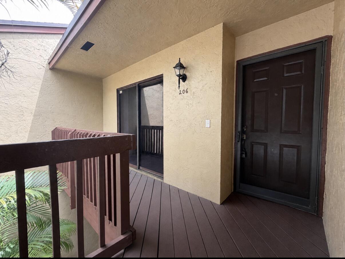 206 Lakeview Drive E Property Photo 1