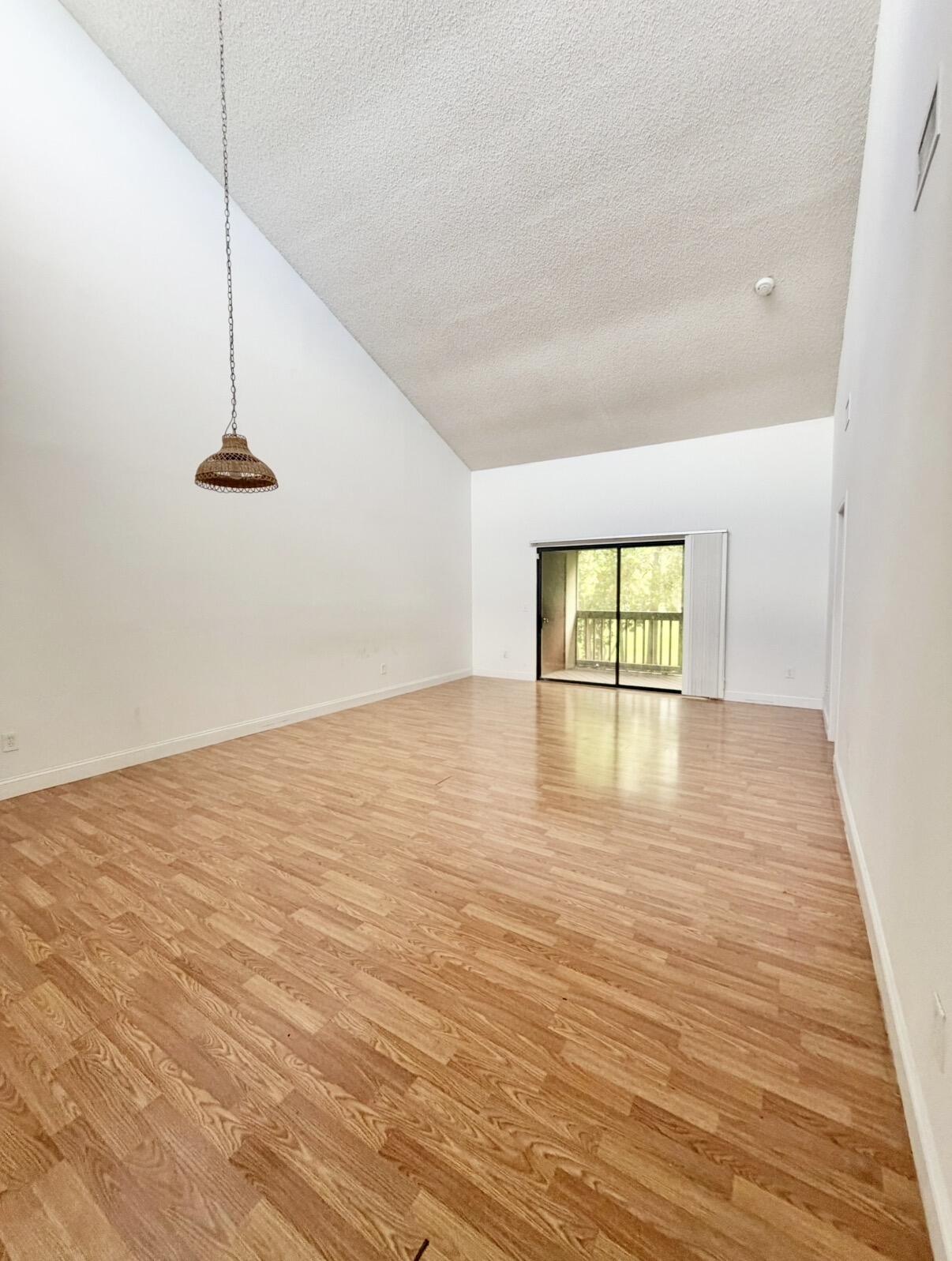 206 Lakeview Drive E Property Photo 5