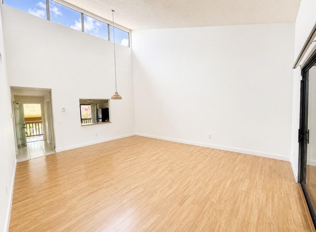 206 Lakeview Drive E Property Photo 6