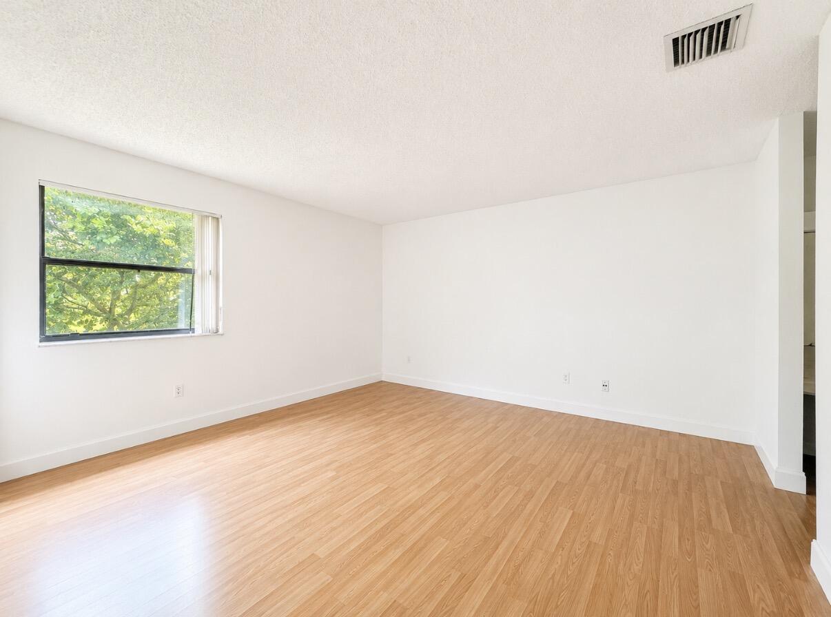 206 Lakeview Drive E Property Photo 8