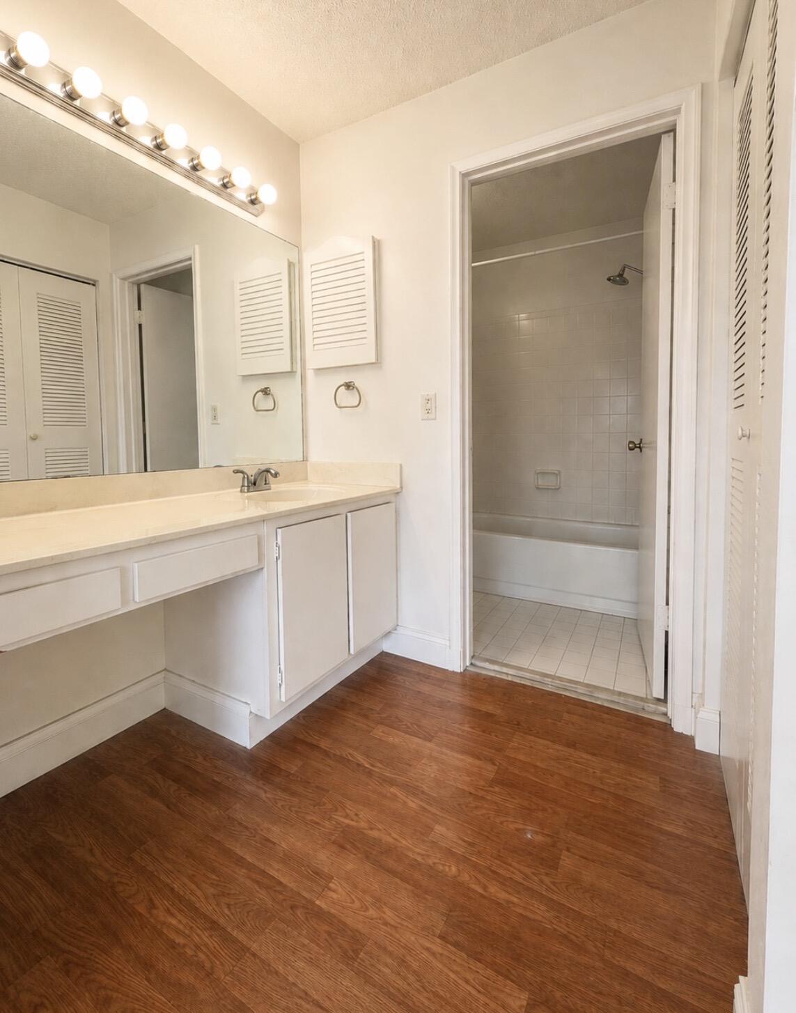 206 Lakeview Drive E Property Photo 9