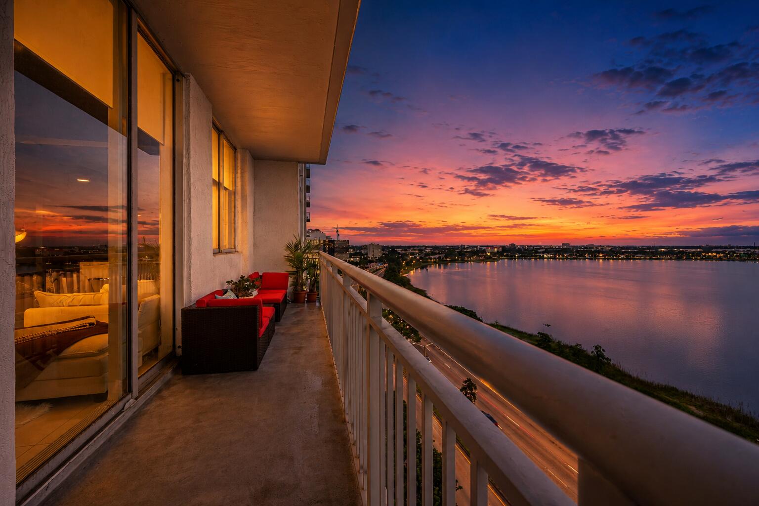 300 S Australian Avenue 907 Property Photo 1