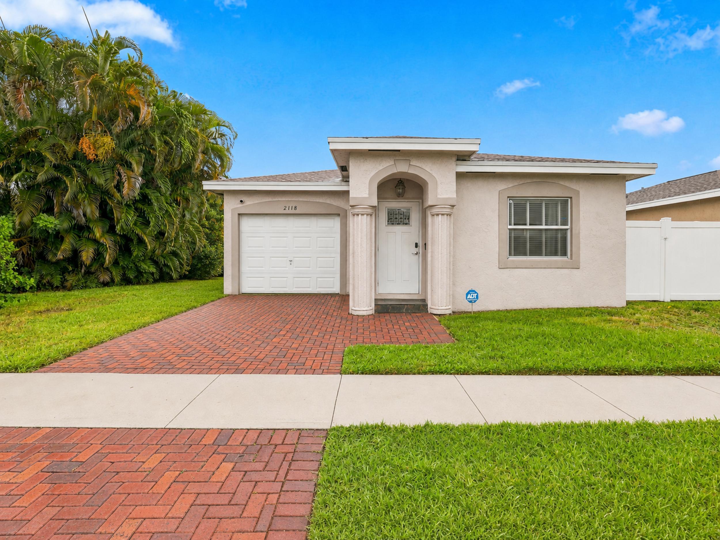 2118 E Ridge Circle E Property Photo 1