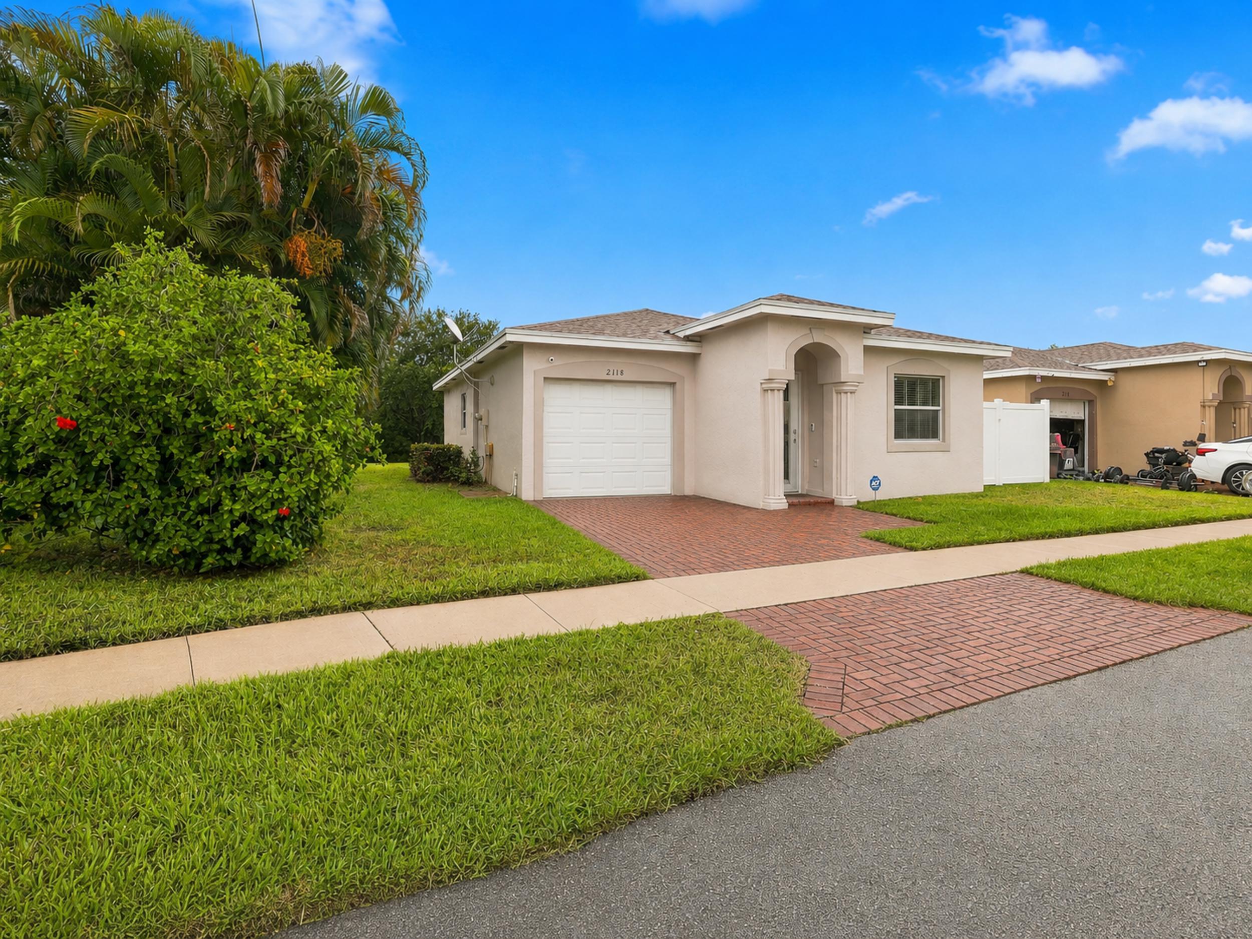 2118 E Ridge Circle E Property Photo 2