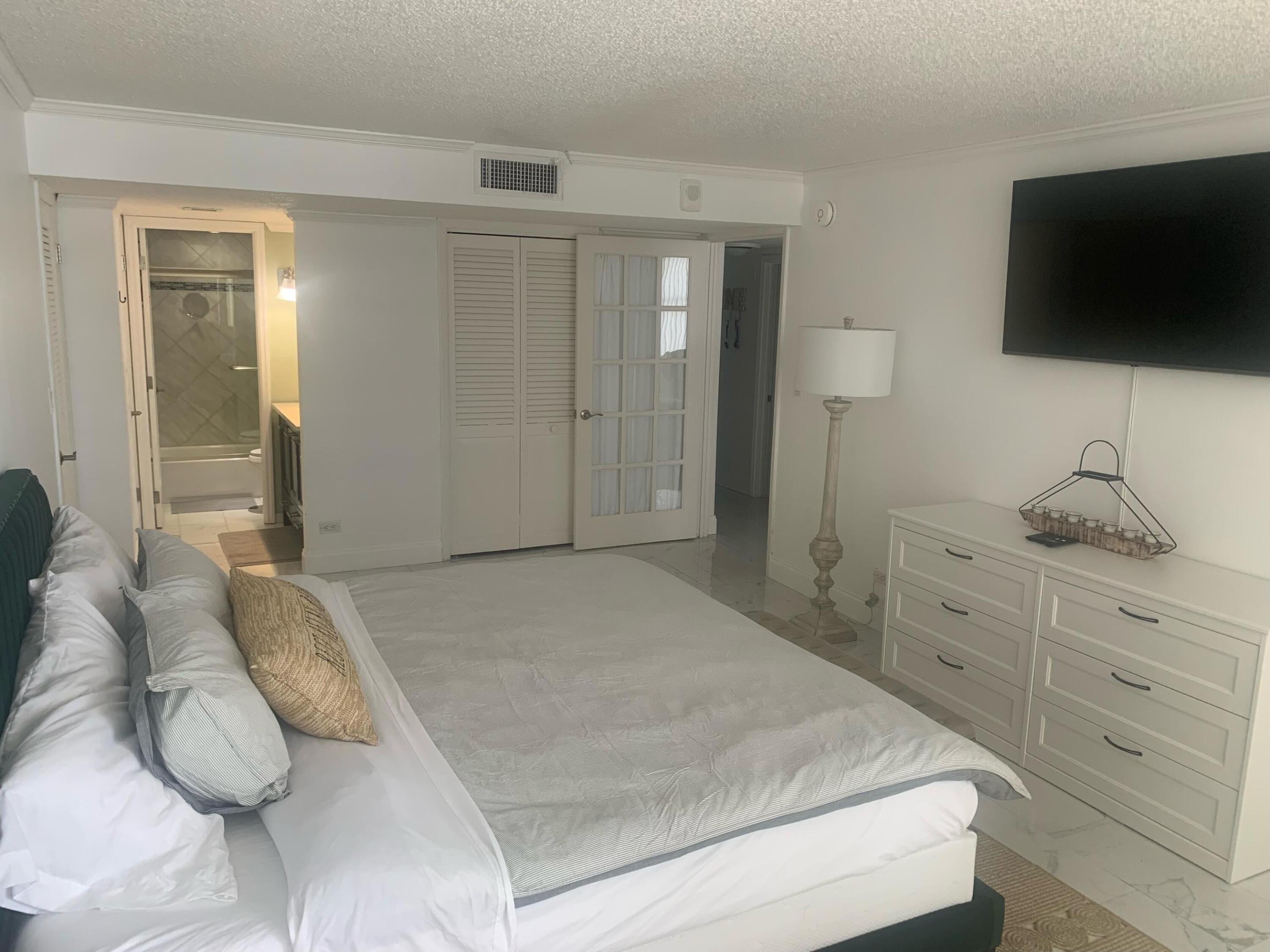 6039 Collins Avenue 1722 Property Photo 4