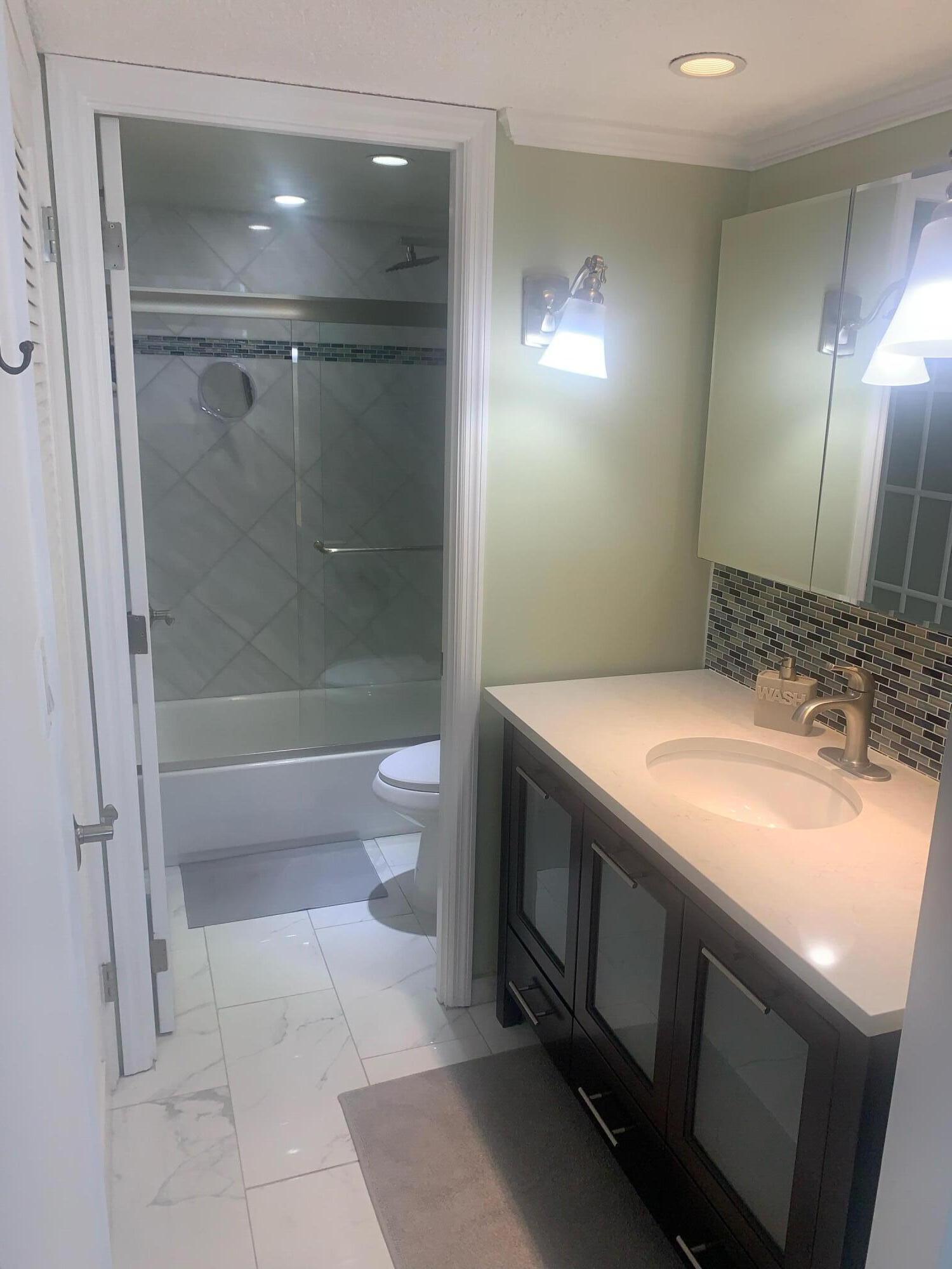 6039 Collins Avenue 1722 Property Photo 5