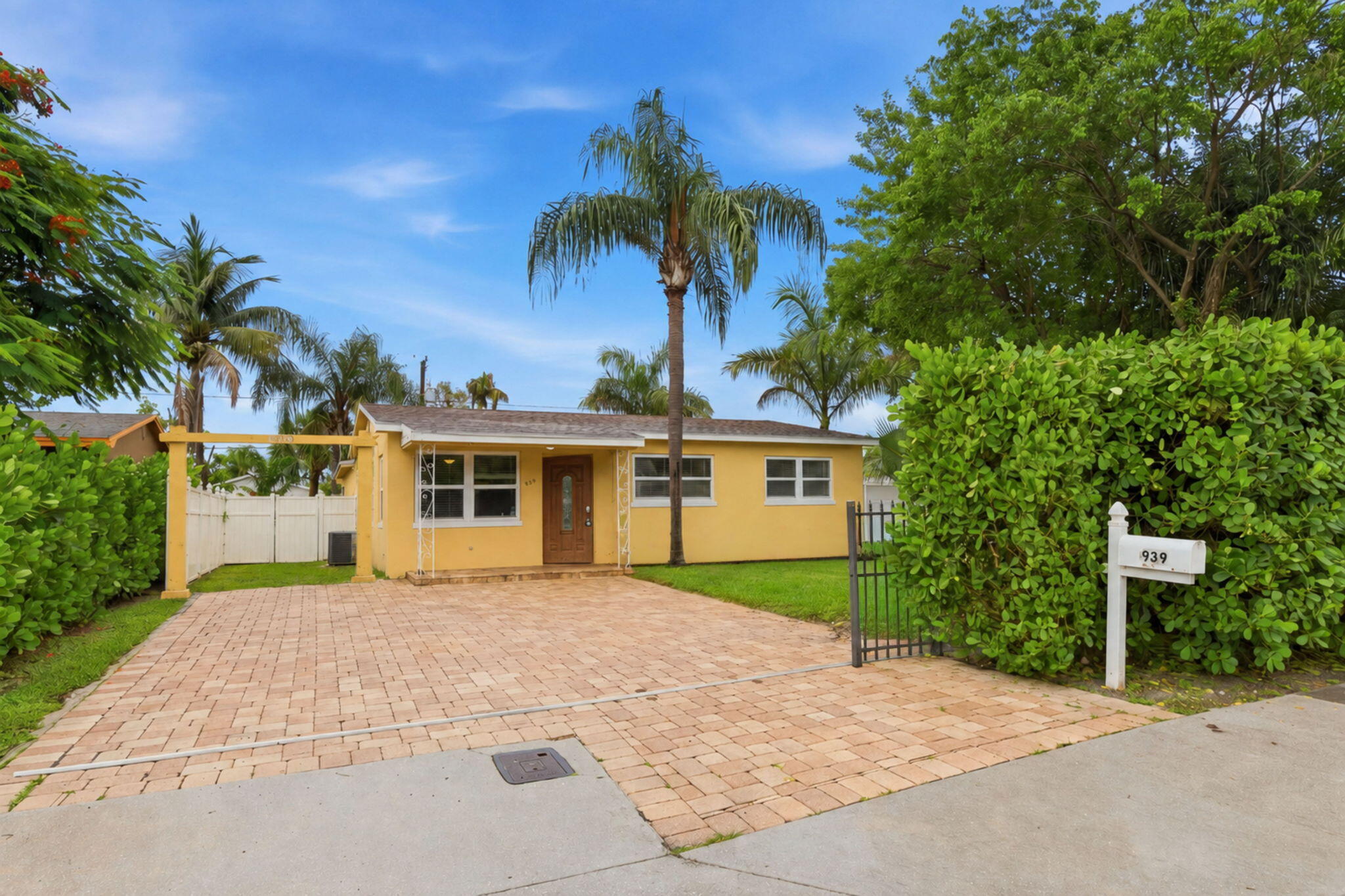 939 Charles Street Property Photo 2