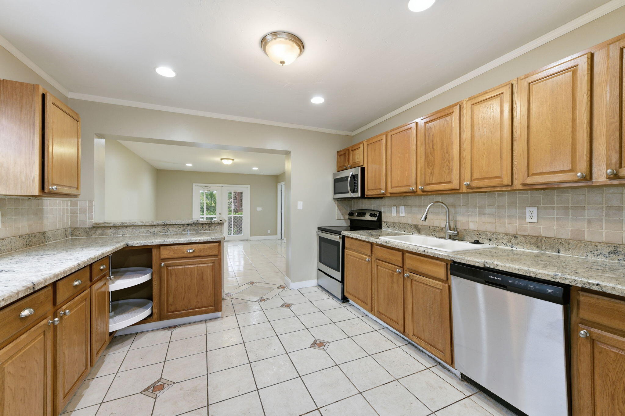 939 Charles Street Property Photo 15
