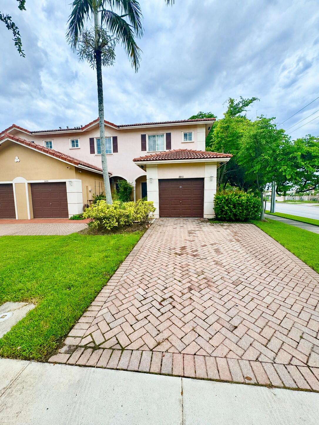 8851 N ISLES Circle Property Photo 1