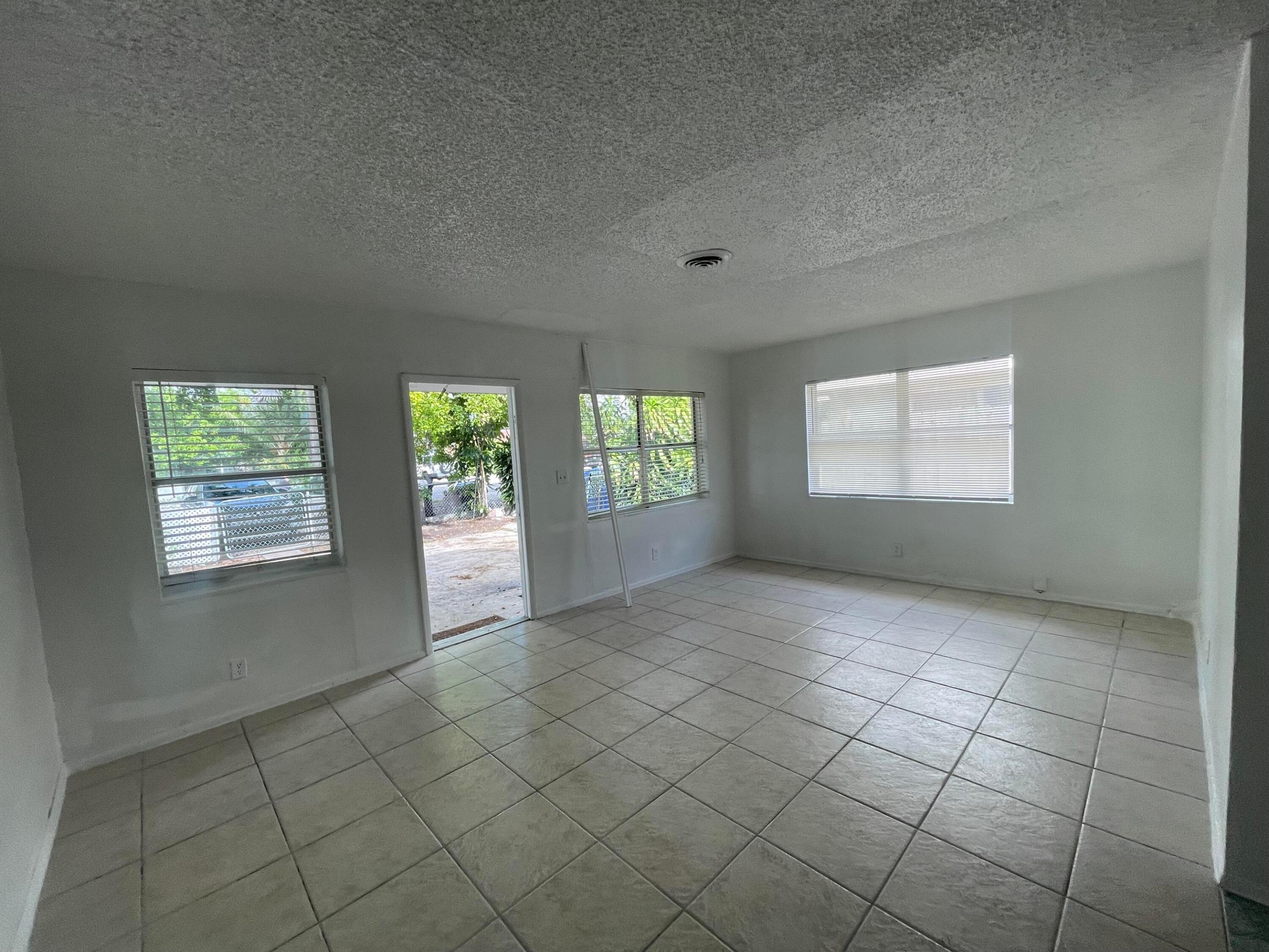 1316 Nw 8th Avenue A Property Photo 2