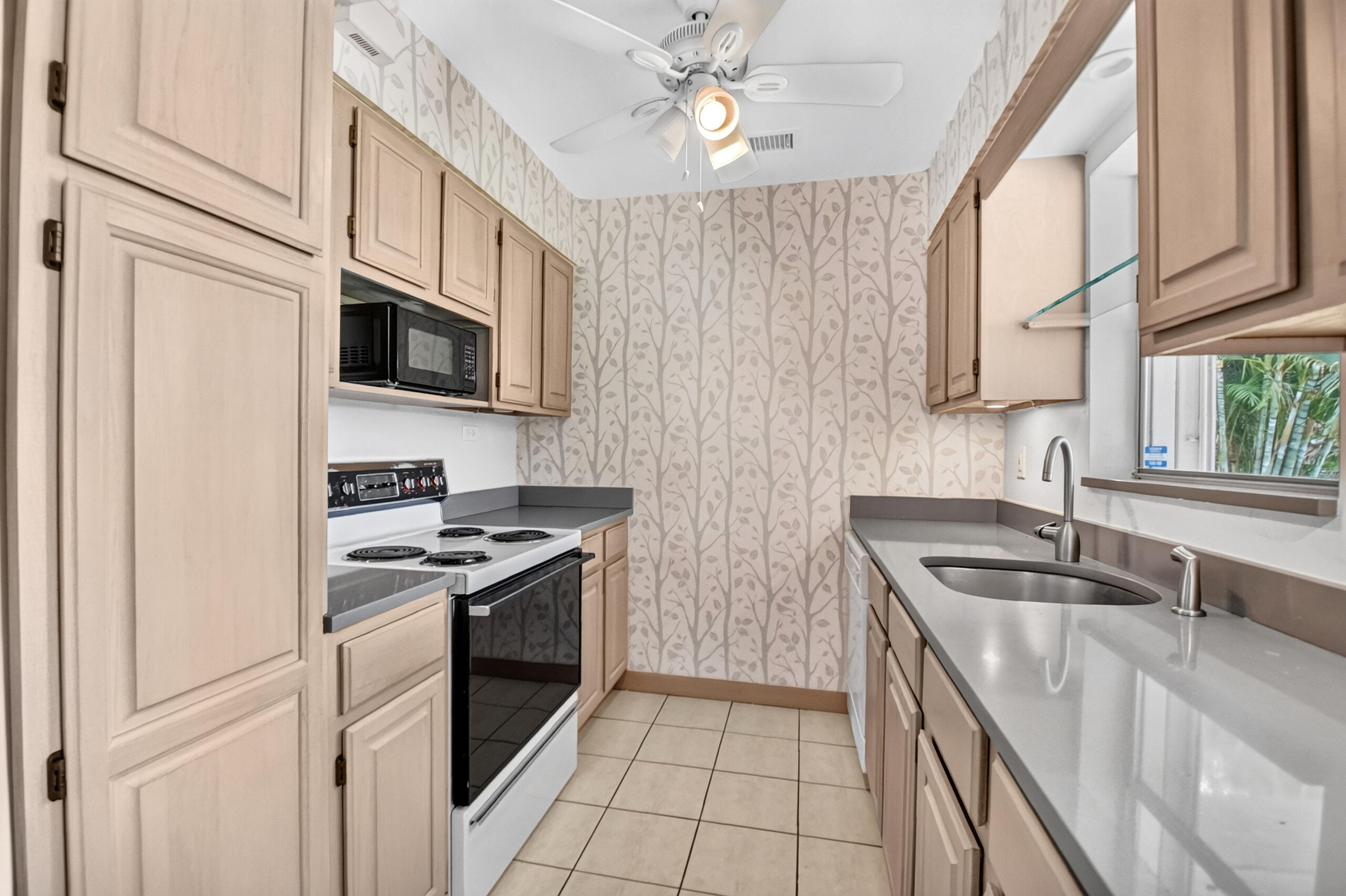 129 Greenbrier Drive Property Photo 7