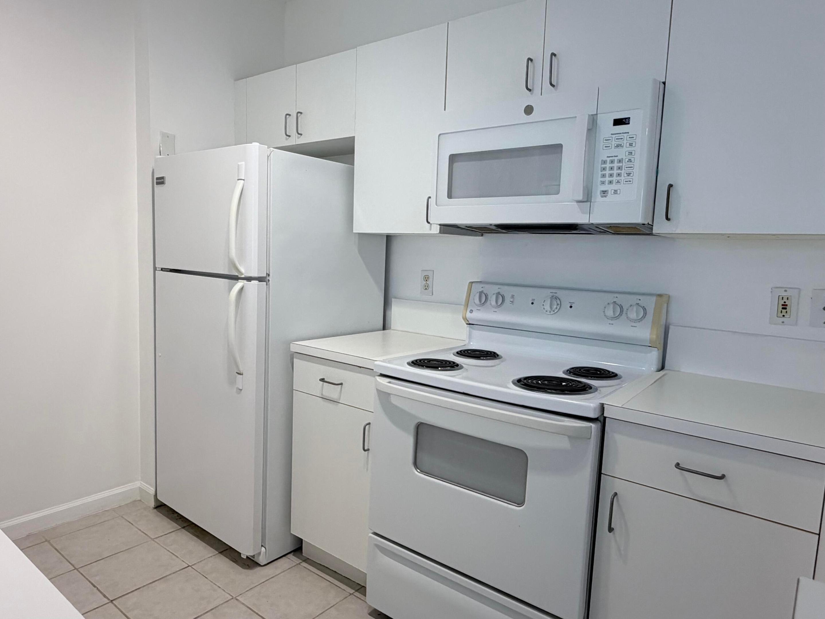 630 S Sapodilla Avenue 323 Property Photo 4