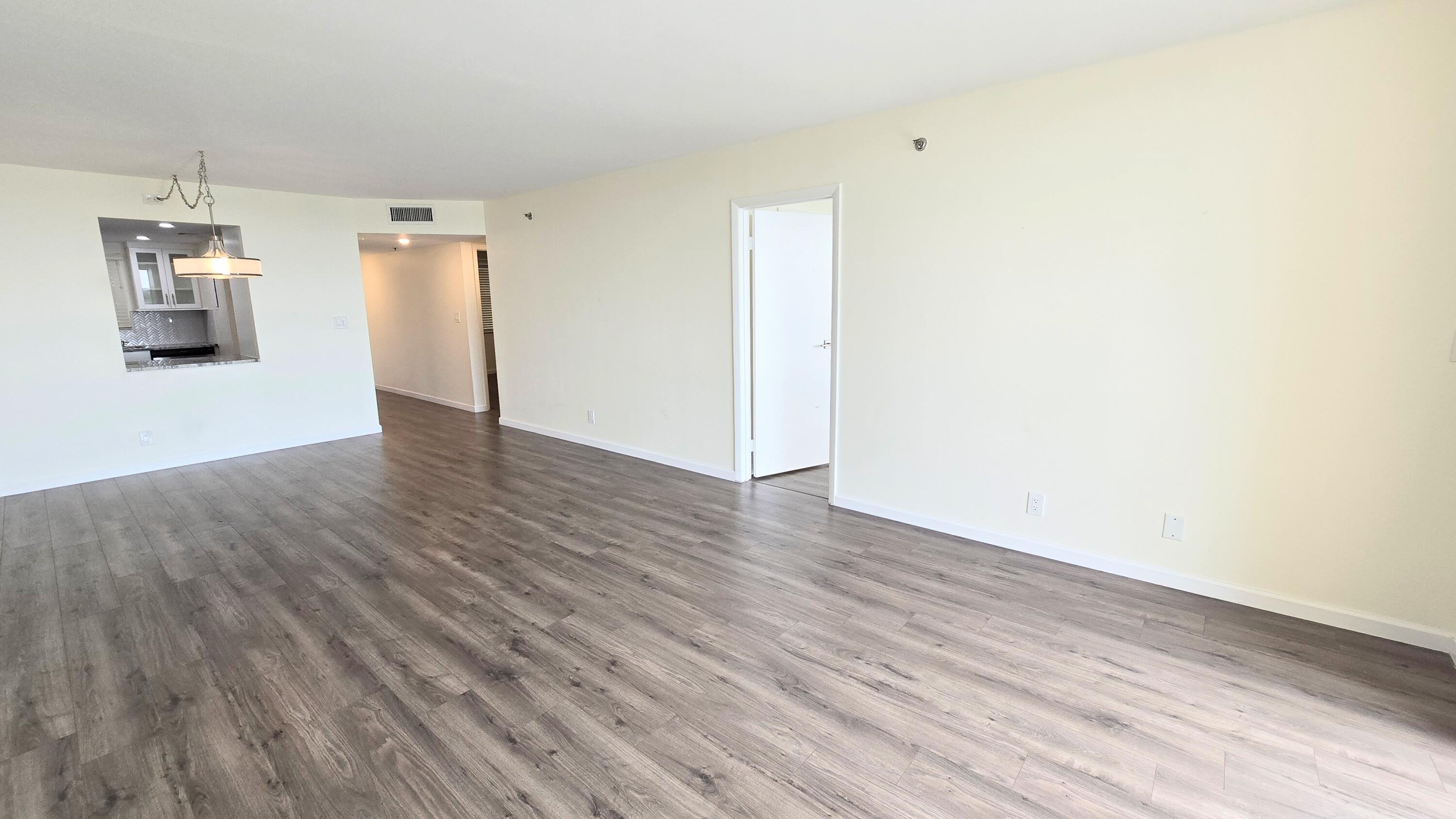 3100 W Rolling Hills Circle 609 Property Photo 8