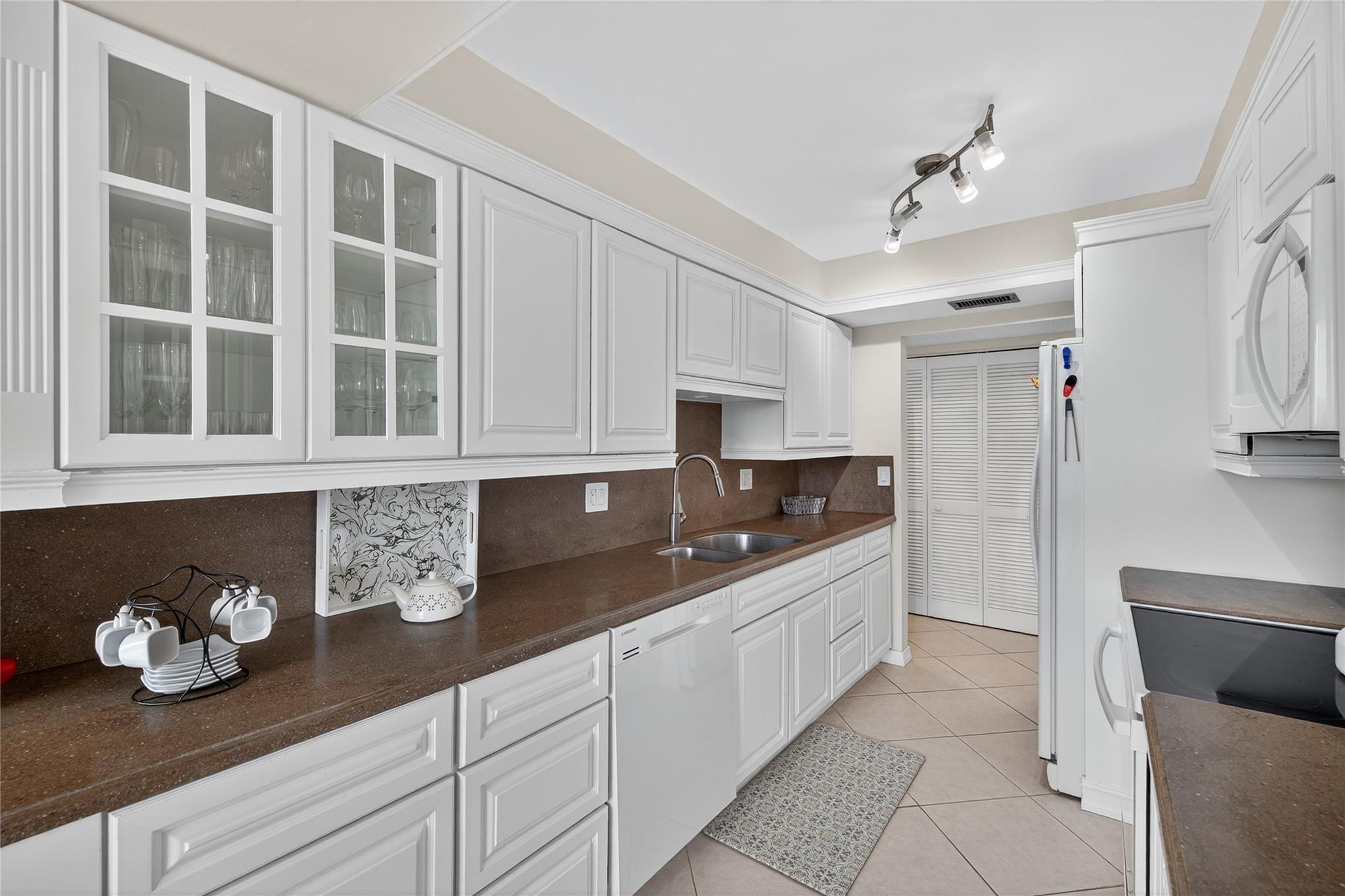 800 Jeffery Street 405 Property Photo 12