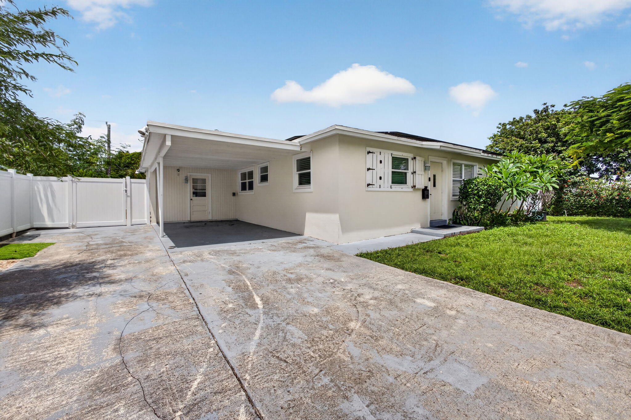 813 Date Palm Drive Property Photo 4