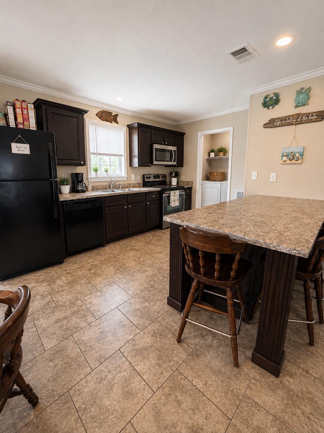 1059 Orange Loop Property Photo 7