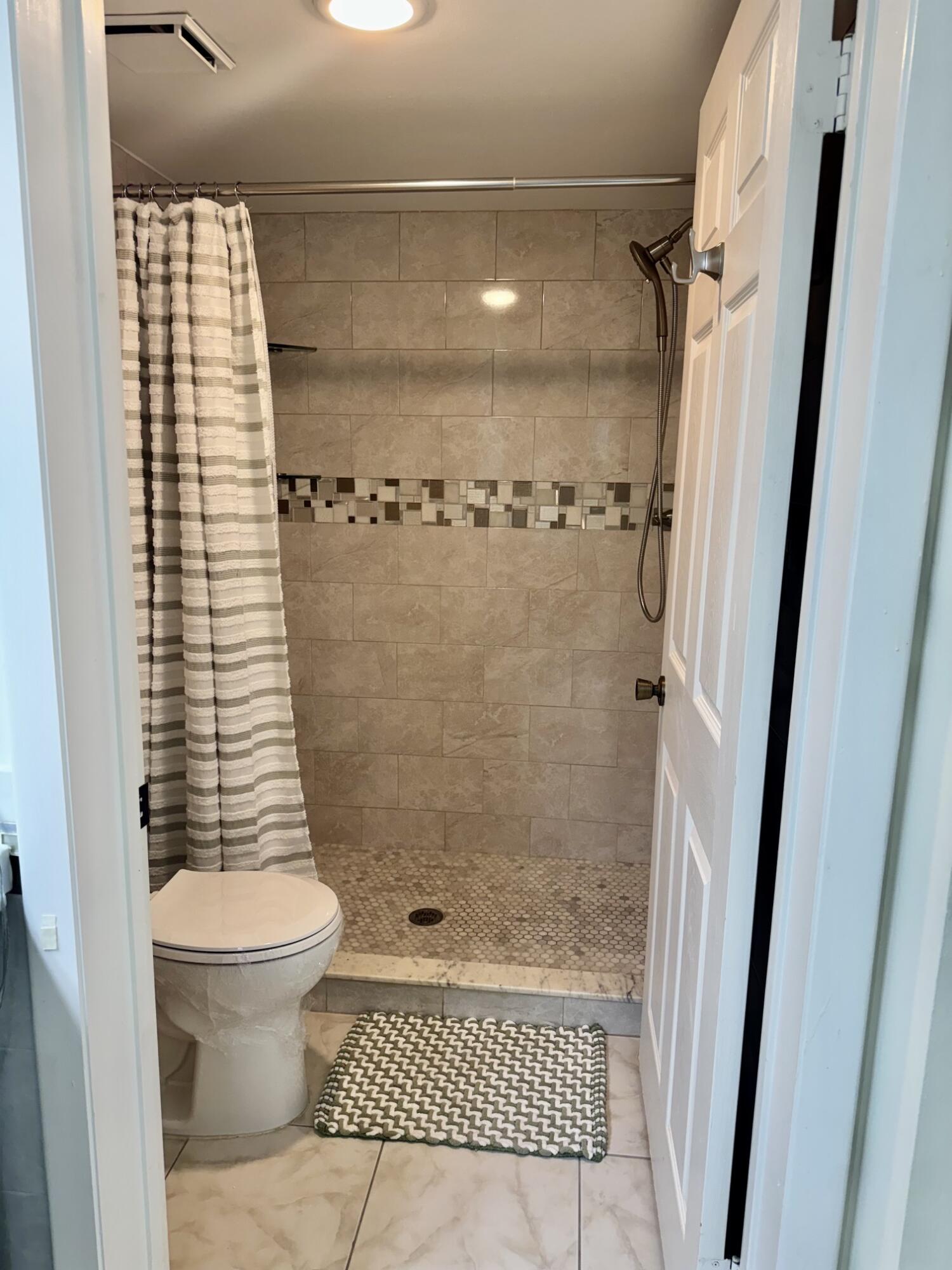 901 Pinecrest Circle B Property Photo 11