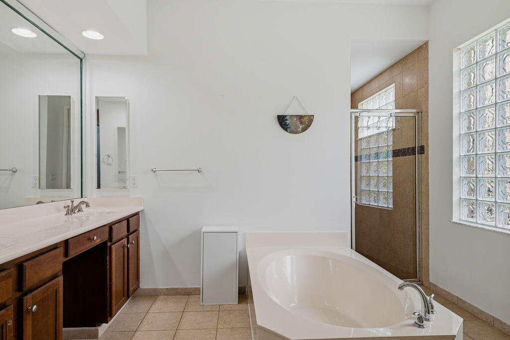 8105 Ferentino Pass Property Photo 14