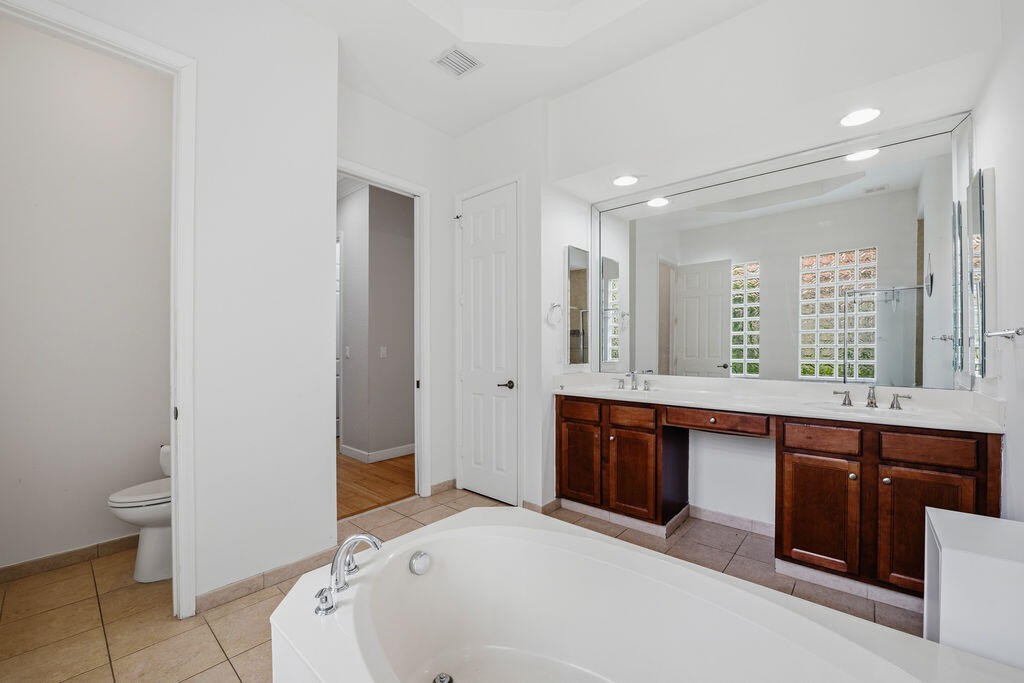 8105 Ferentino Pass Property Photo 16