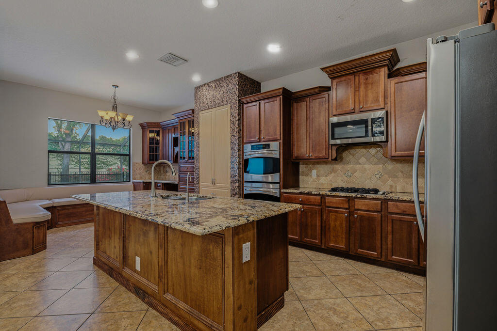 8105 Ferentino Pass Property Photo 18