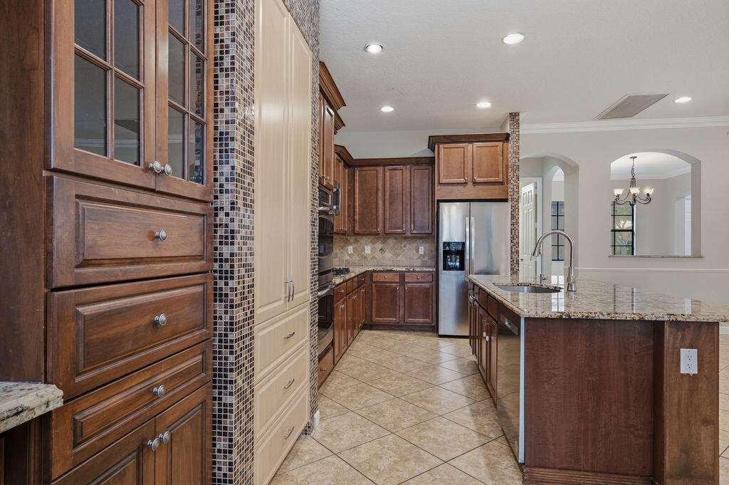8105 Ferentino Pass Property Photo 20
