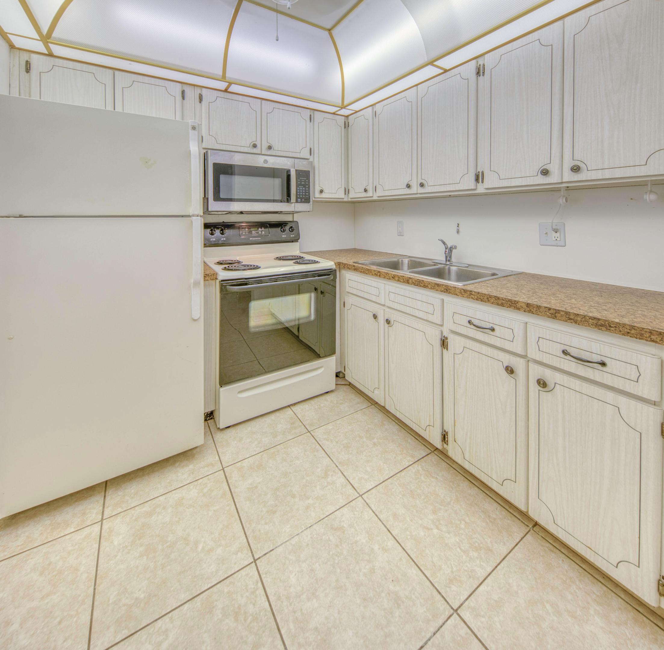 3240 Lake Osborne Drive 109 Property Photo 11