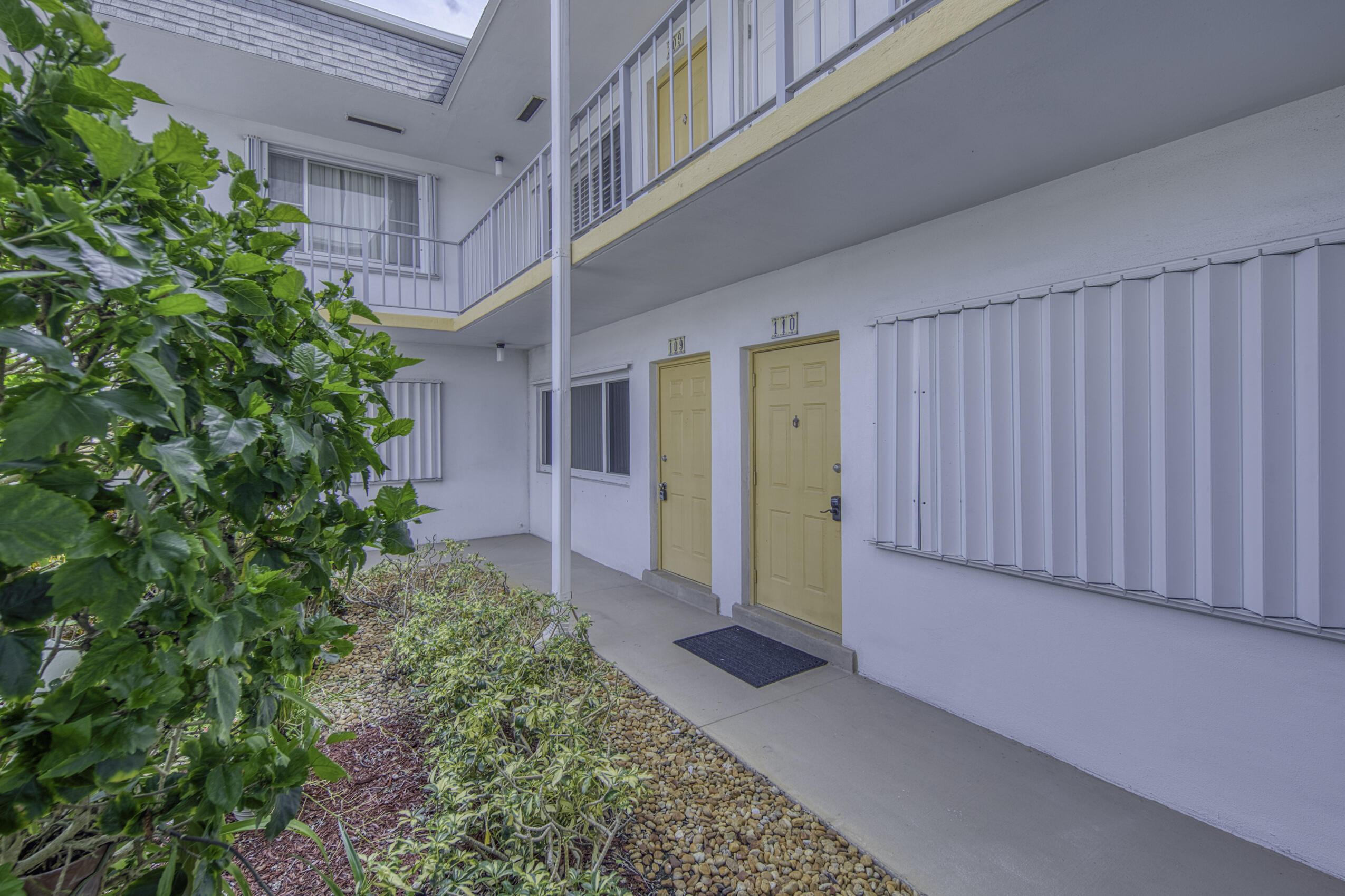 3240 Lake Osborne Drive 109 Property Photo 15
