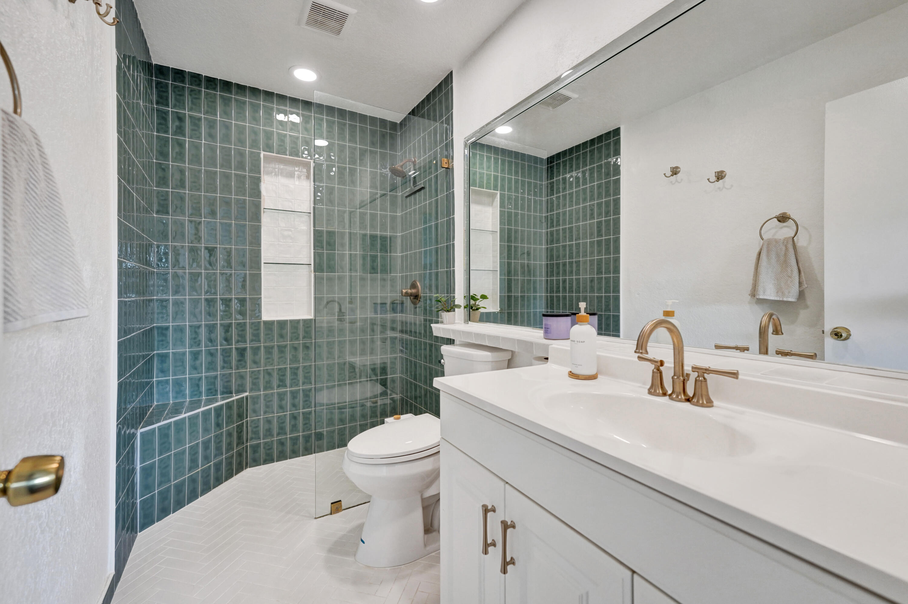 B26062610 Property Photo 18