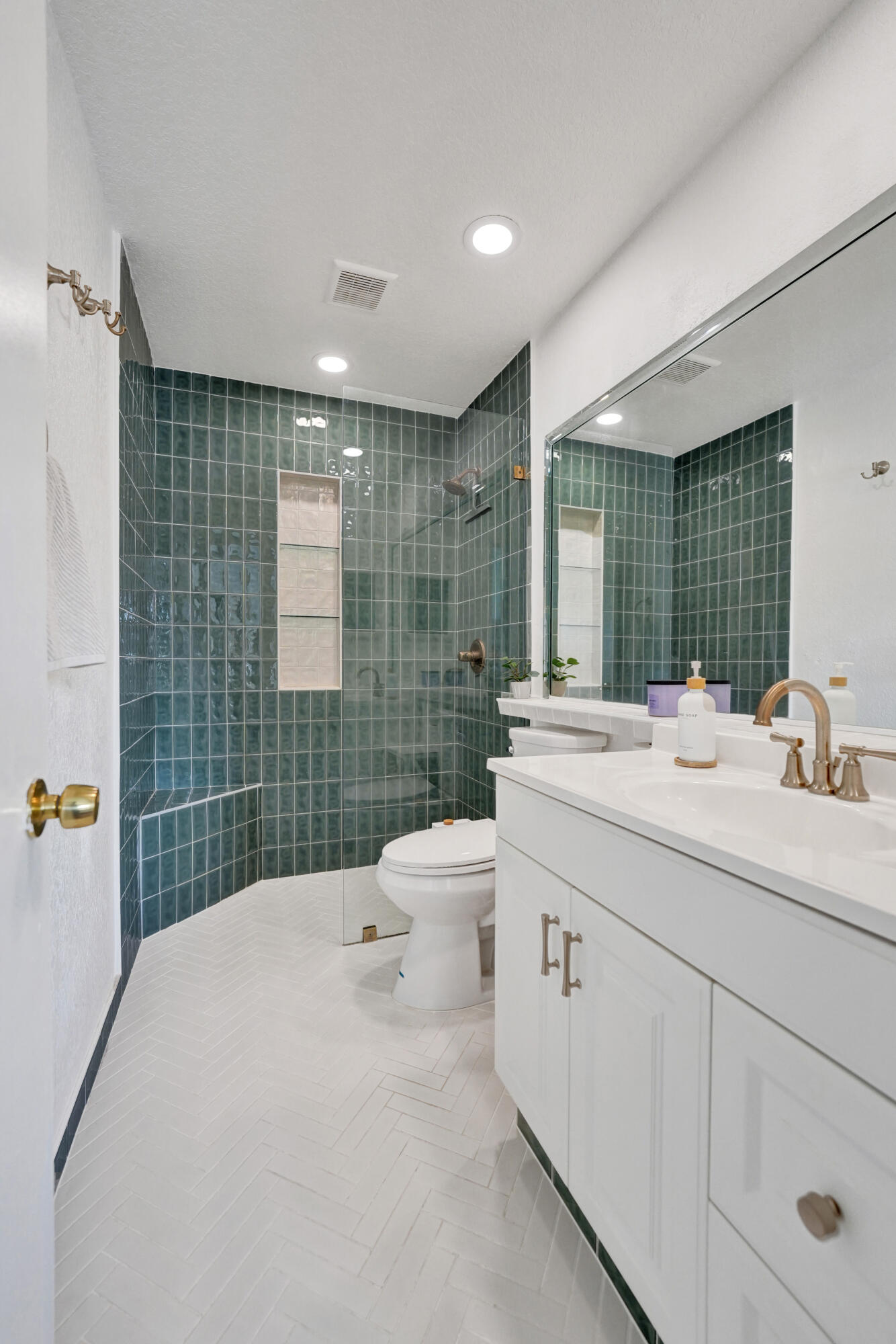 B26062610 Property Photo 42