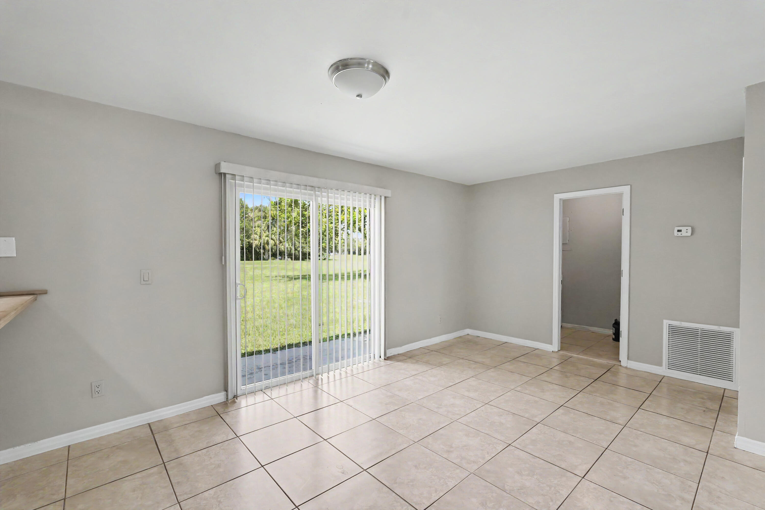 502 Ne Solida Circle Property Photo 6