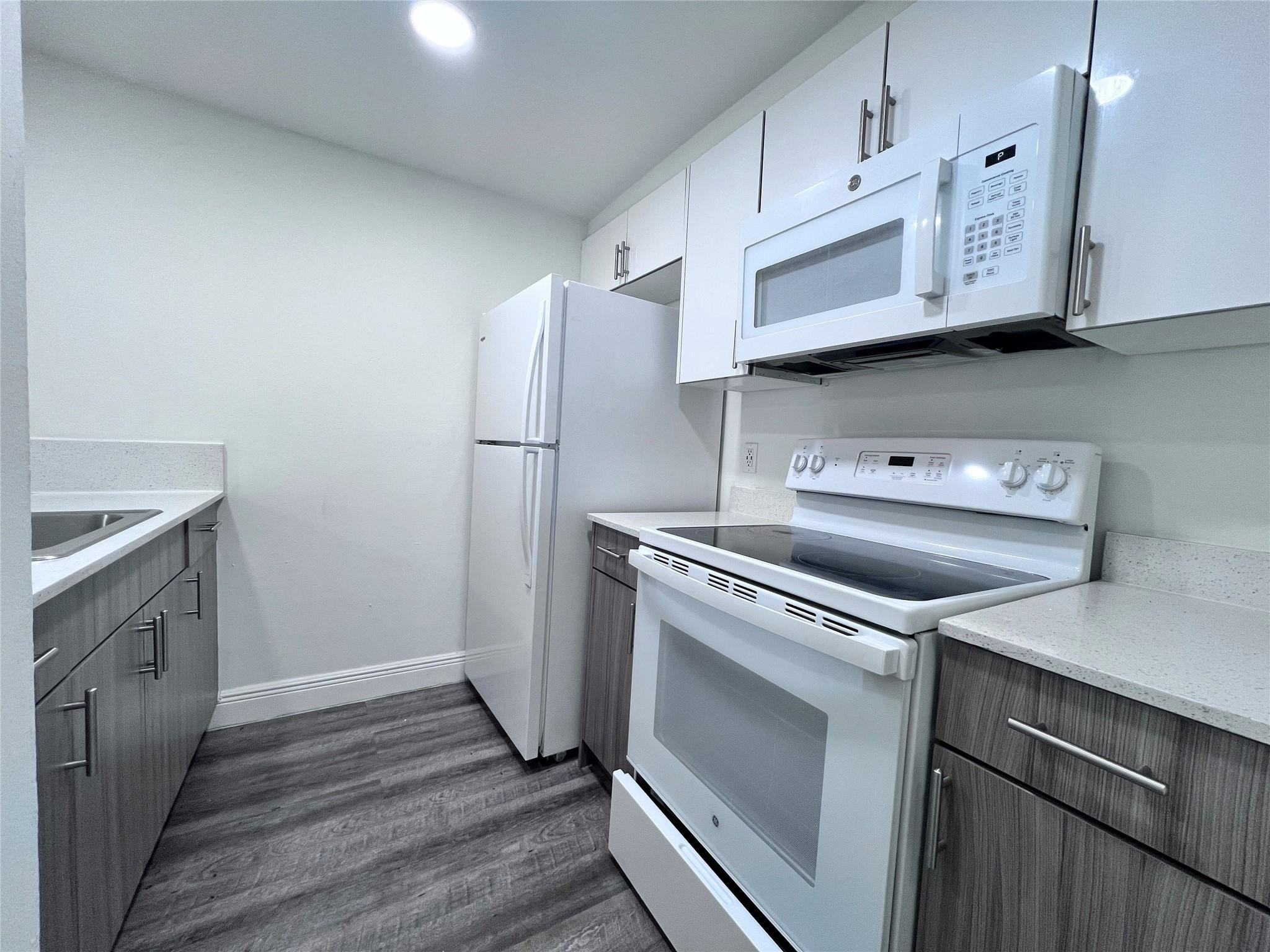 1196 NW 40th Avenue 94-404 Property Photo 1