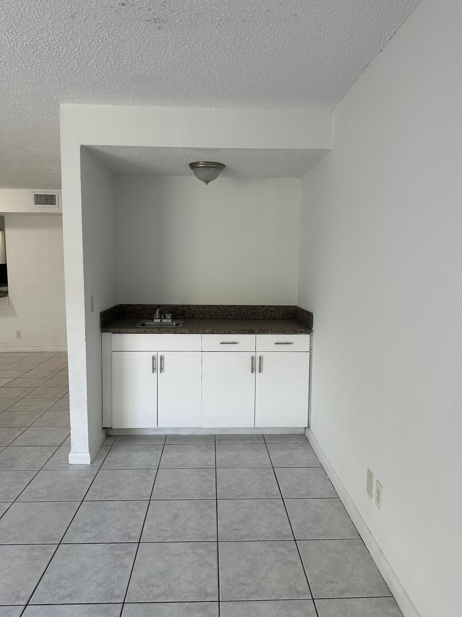 931 Sw 20th Court Property Photo 8