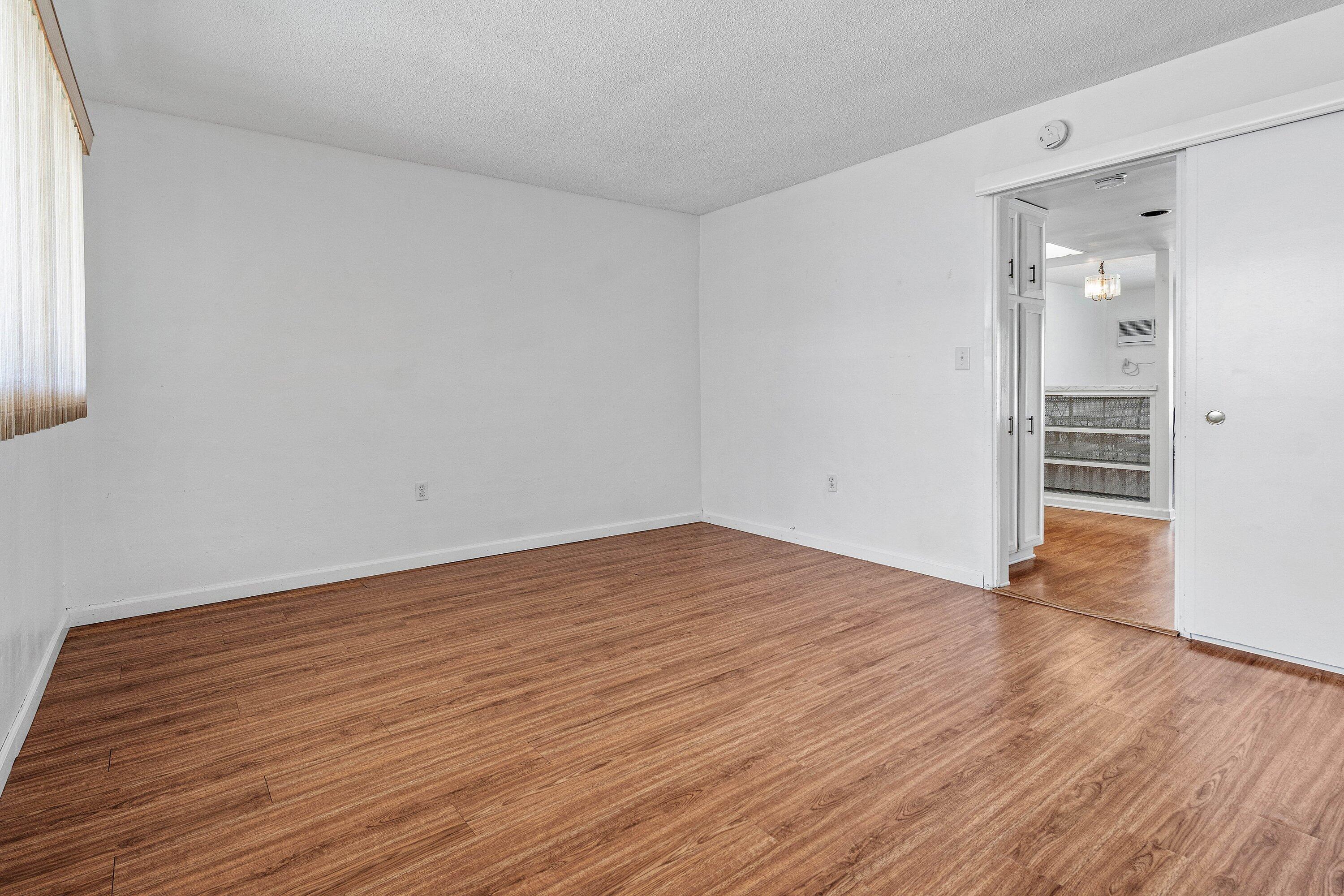 1110 N Riverside Drive 23 Property Photo 15