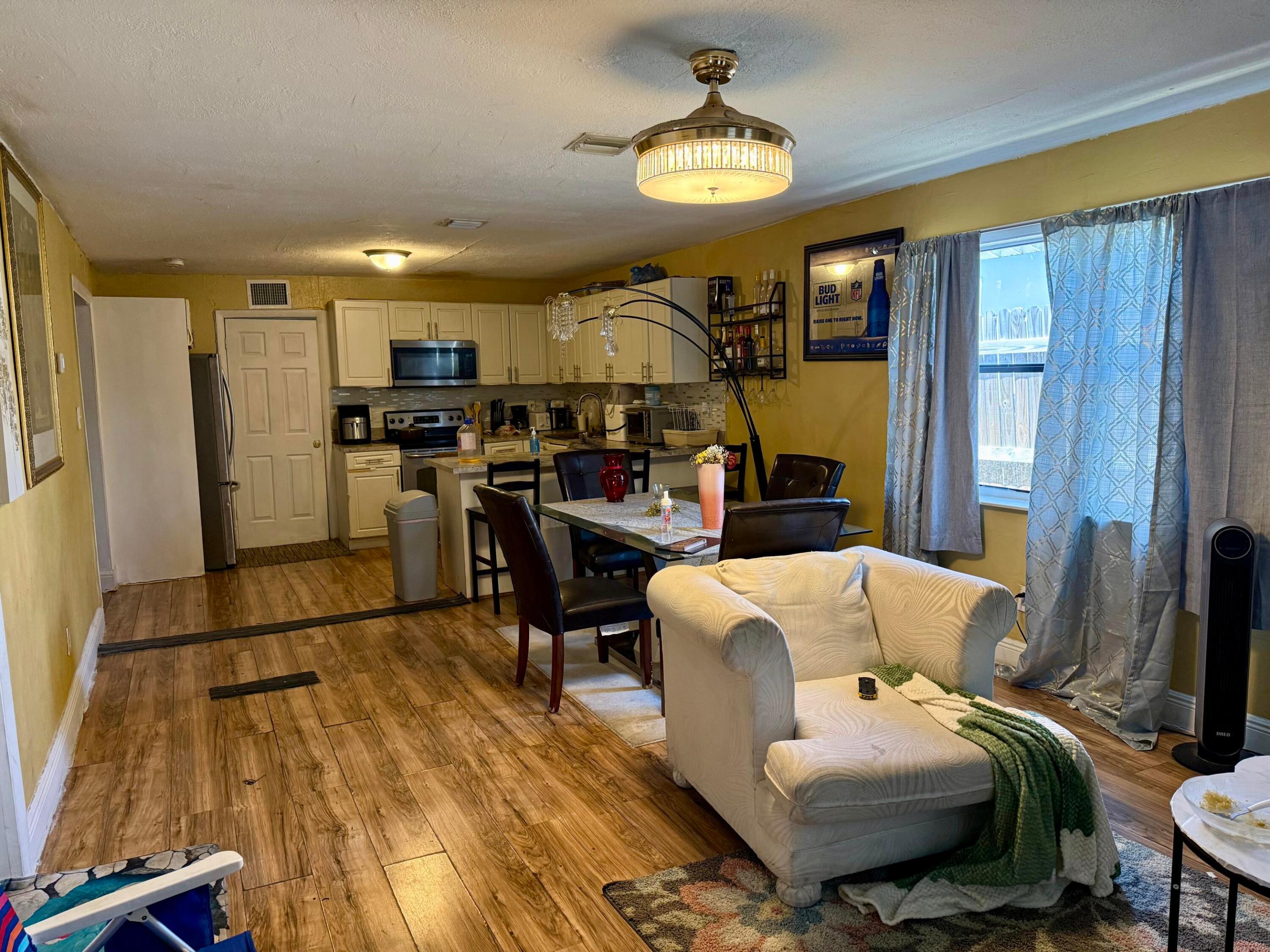 1105 W 34th Street Property Photo 3