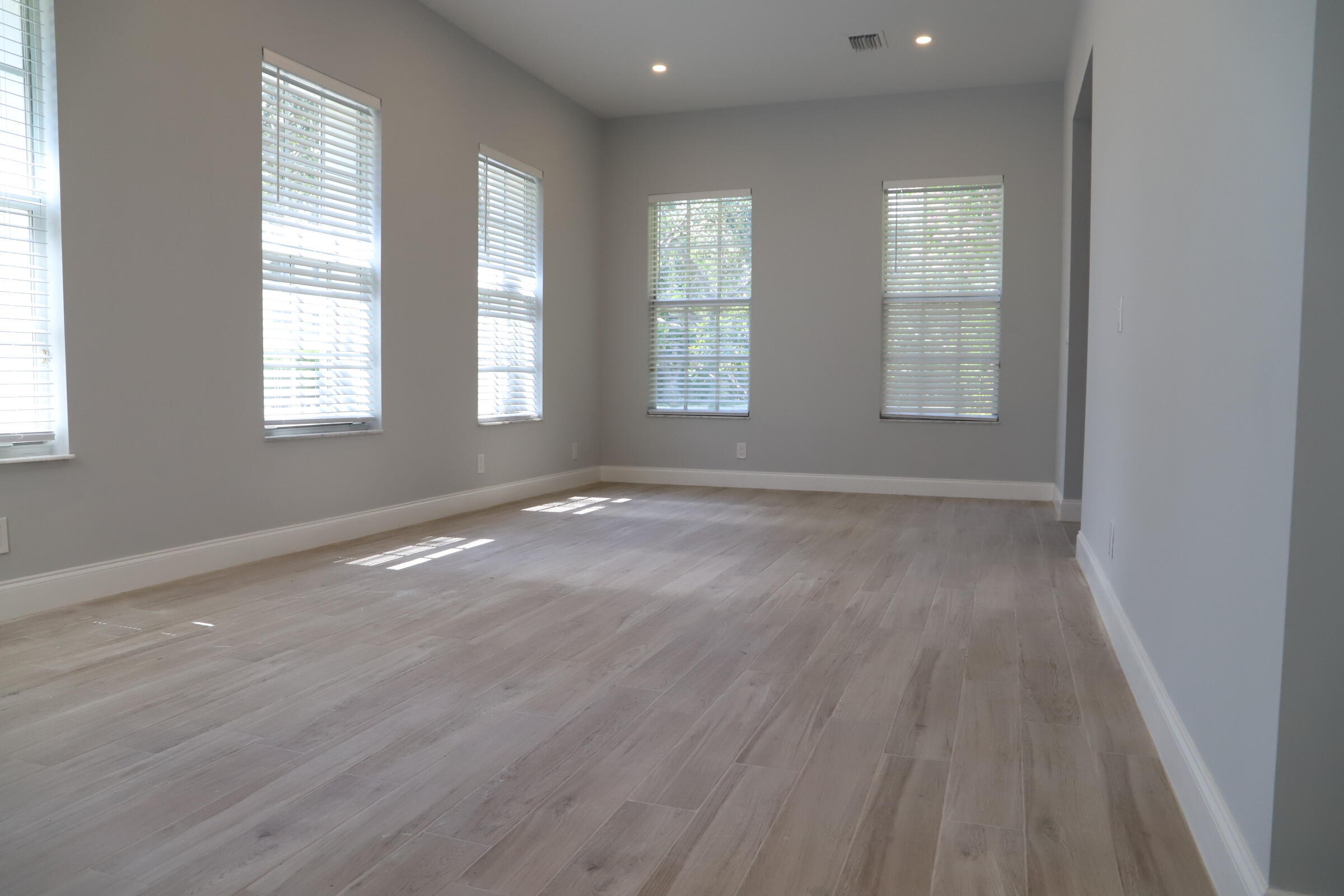 806 Nw 82nd Place Property Photo 2