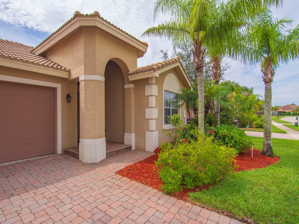 2287 Sw Newport Isles Boulevard Property Photo 3