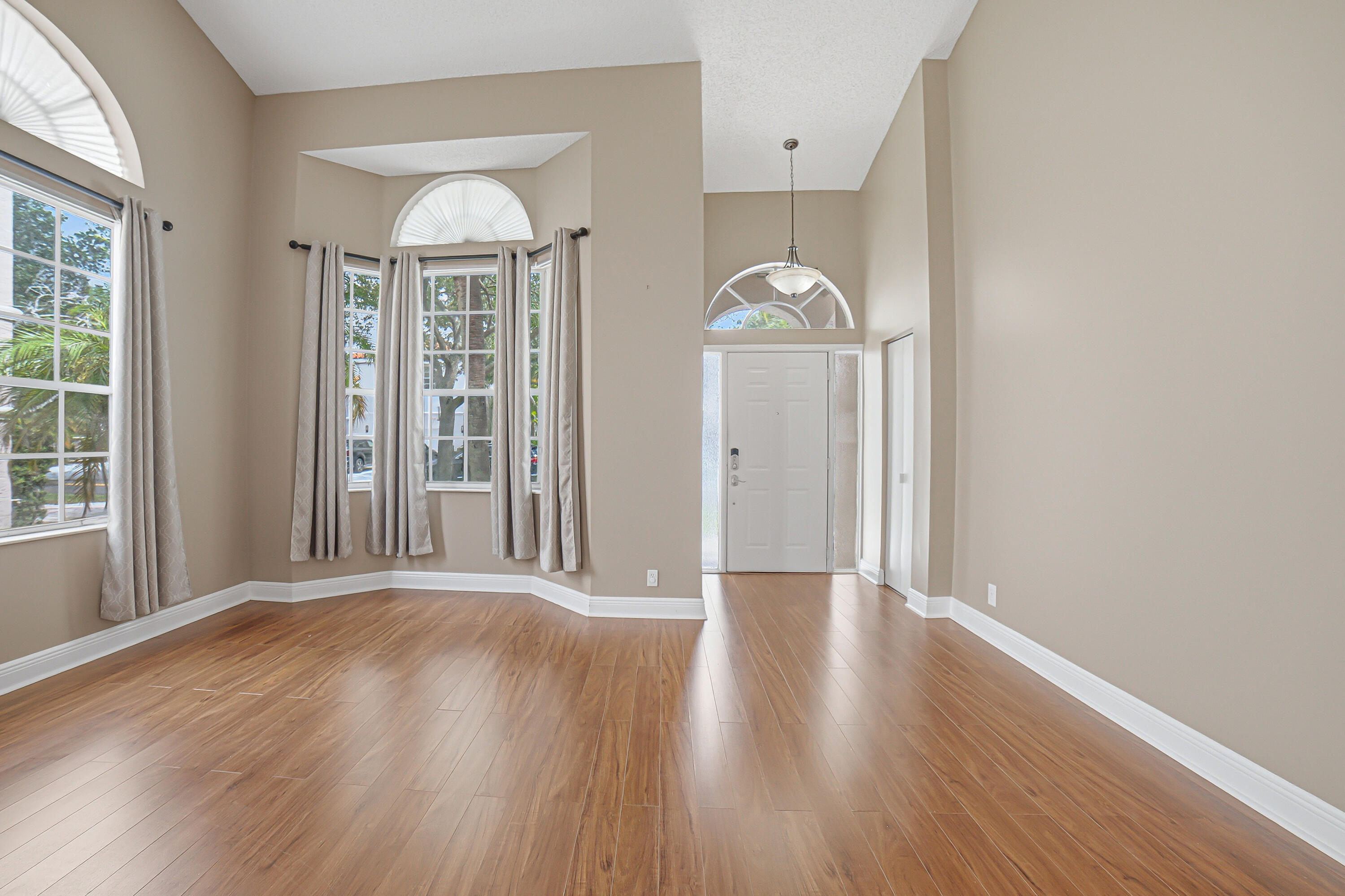 10682 Nw 48th Street Property Photo 4