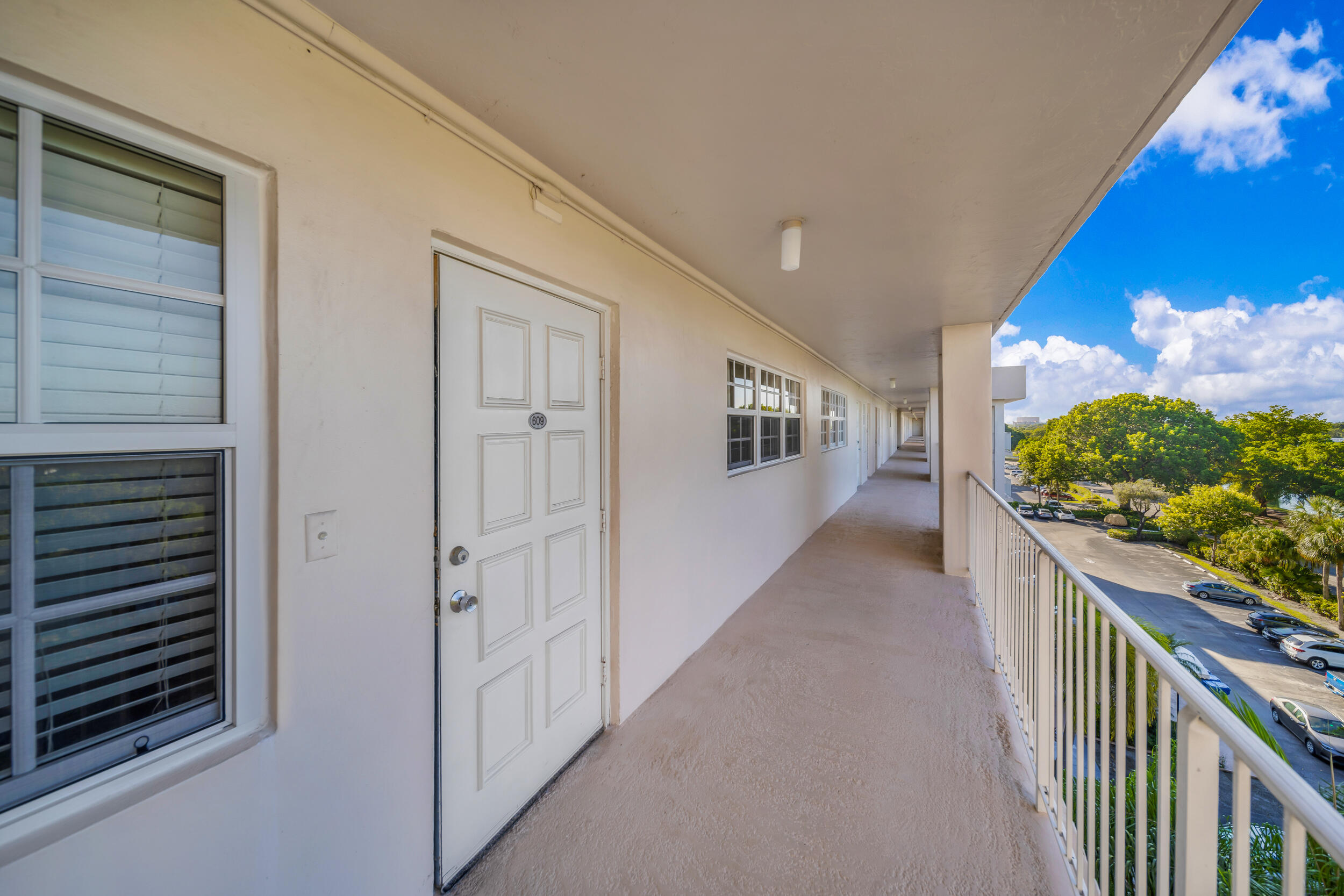 2901 S Palm Aire Drive 609 Property Photo 13