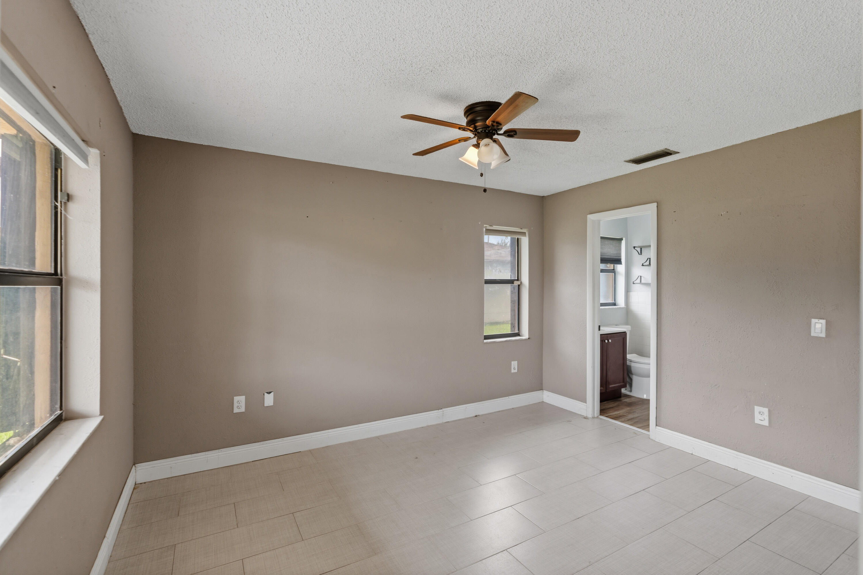 10927 Nw 29th Court Property Photo 11