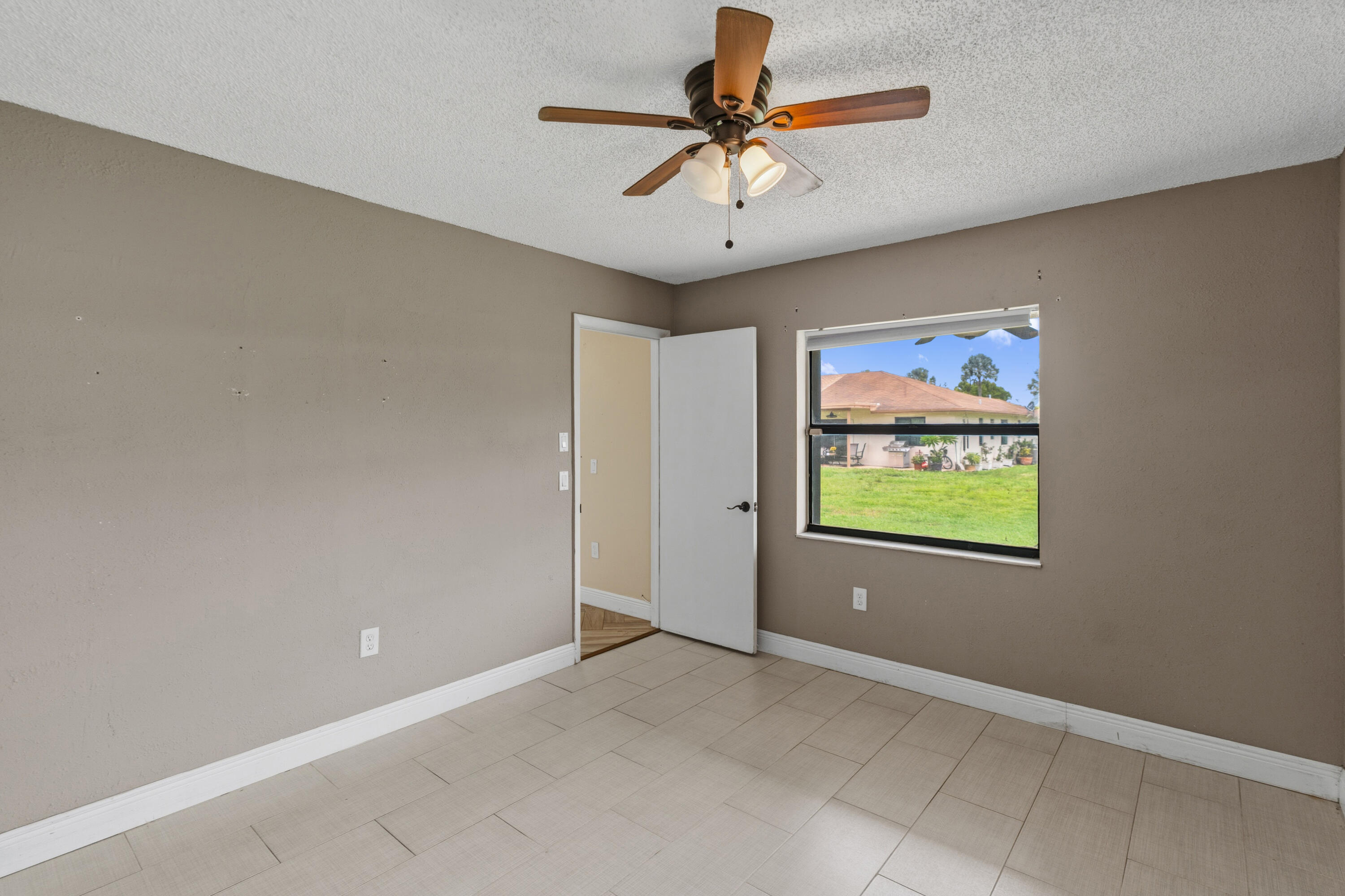 10927 Nw 29th Court Property Photo 12
