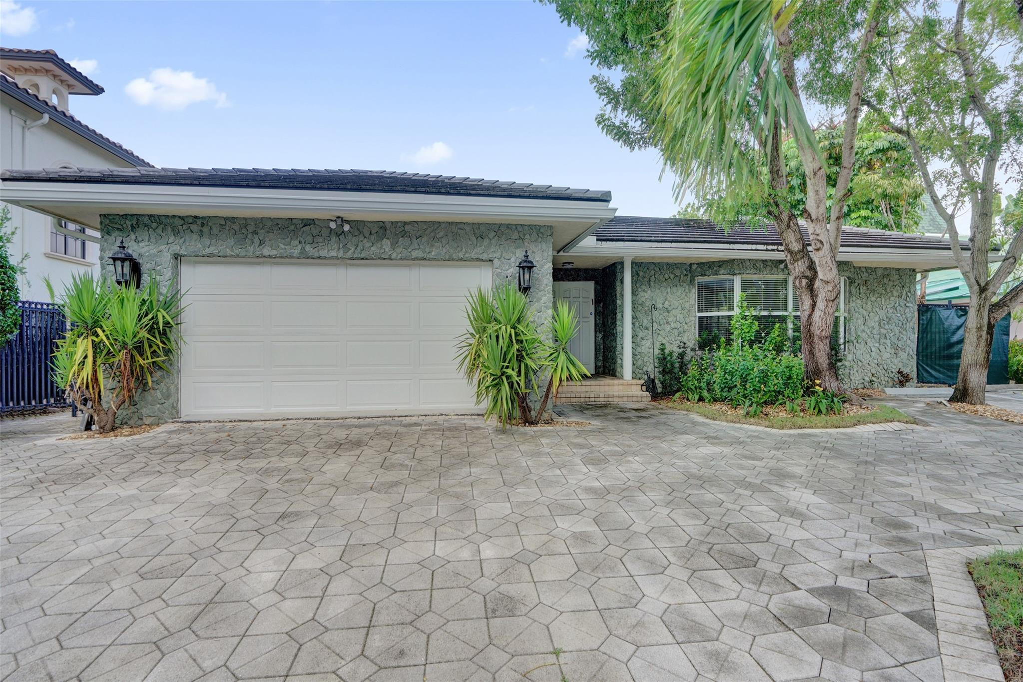 2427 Sea Island Drive Property Photo 3