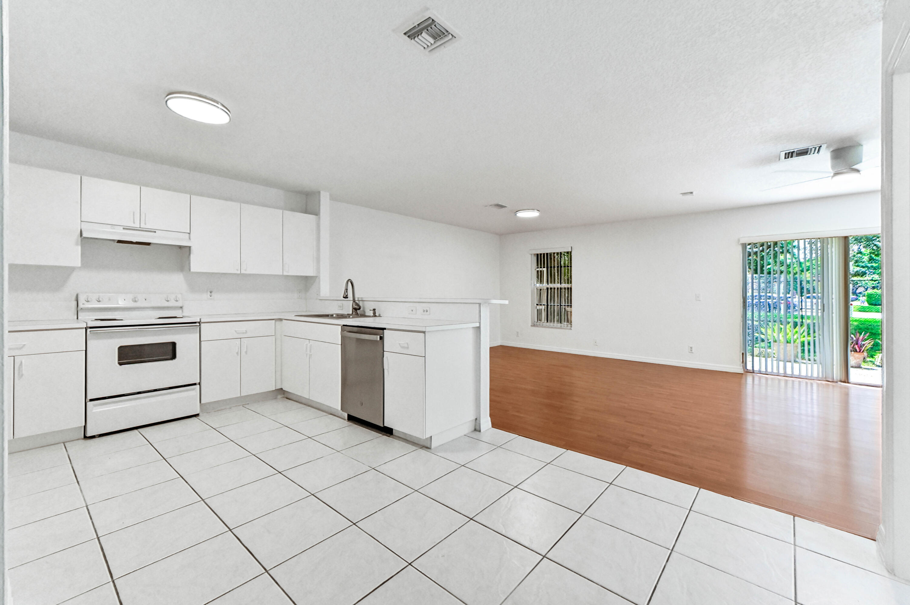 4268 Pine Hollow Circle Property Photo 7