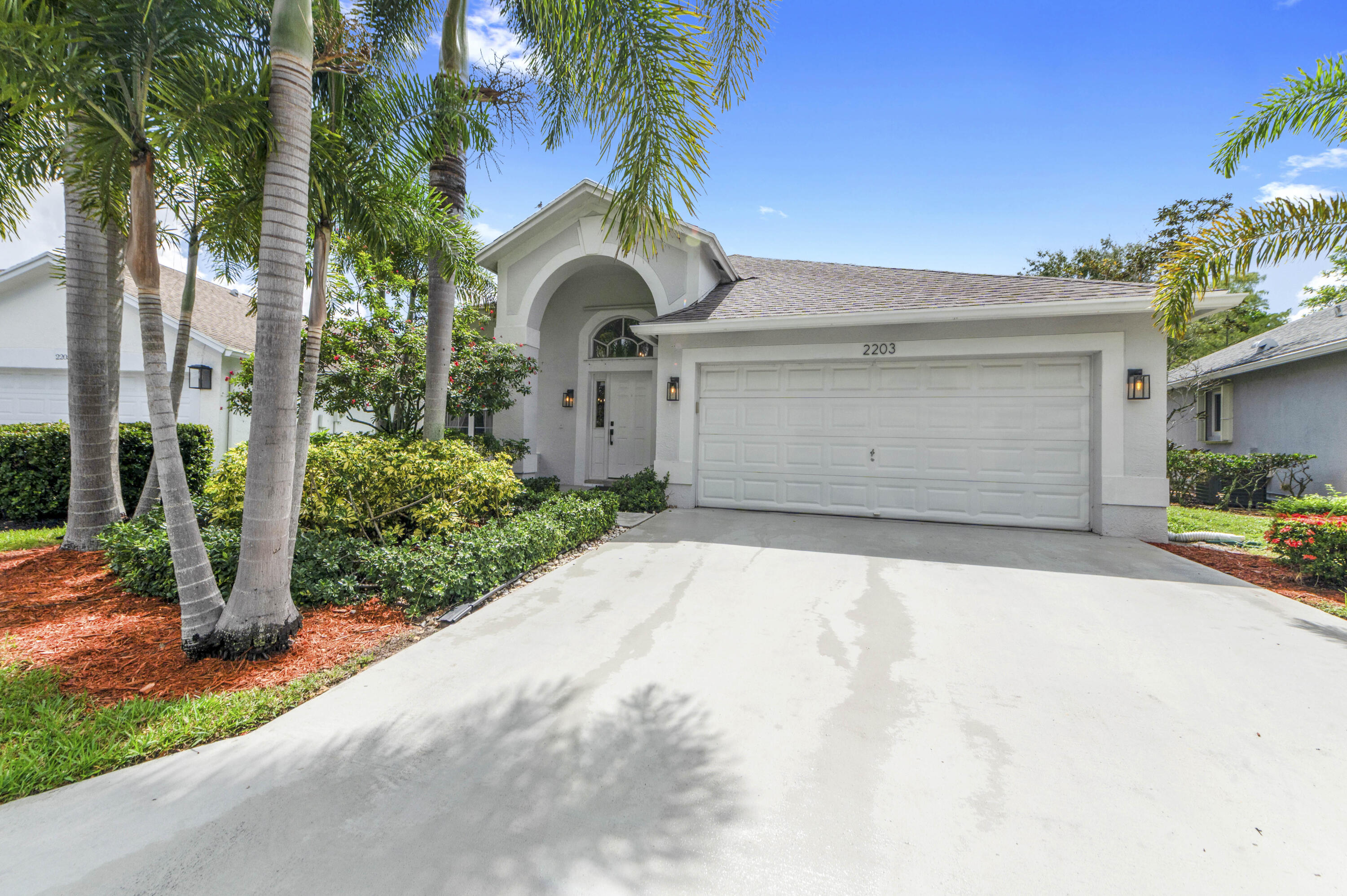 2203 Soundings Court Property Photo 2
