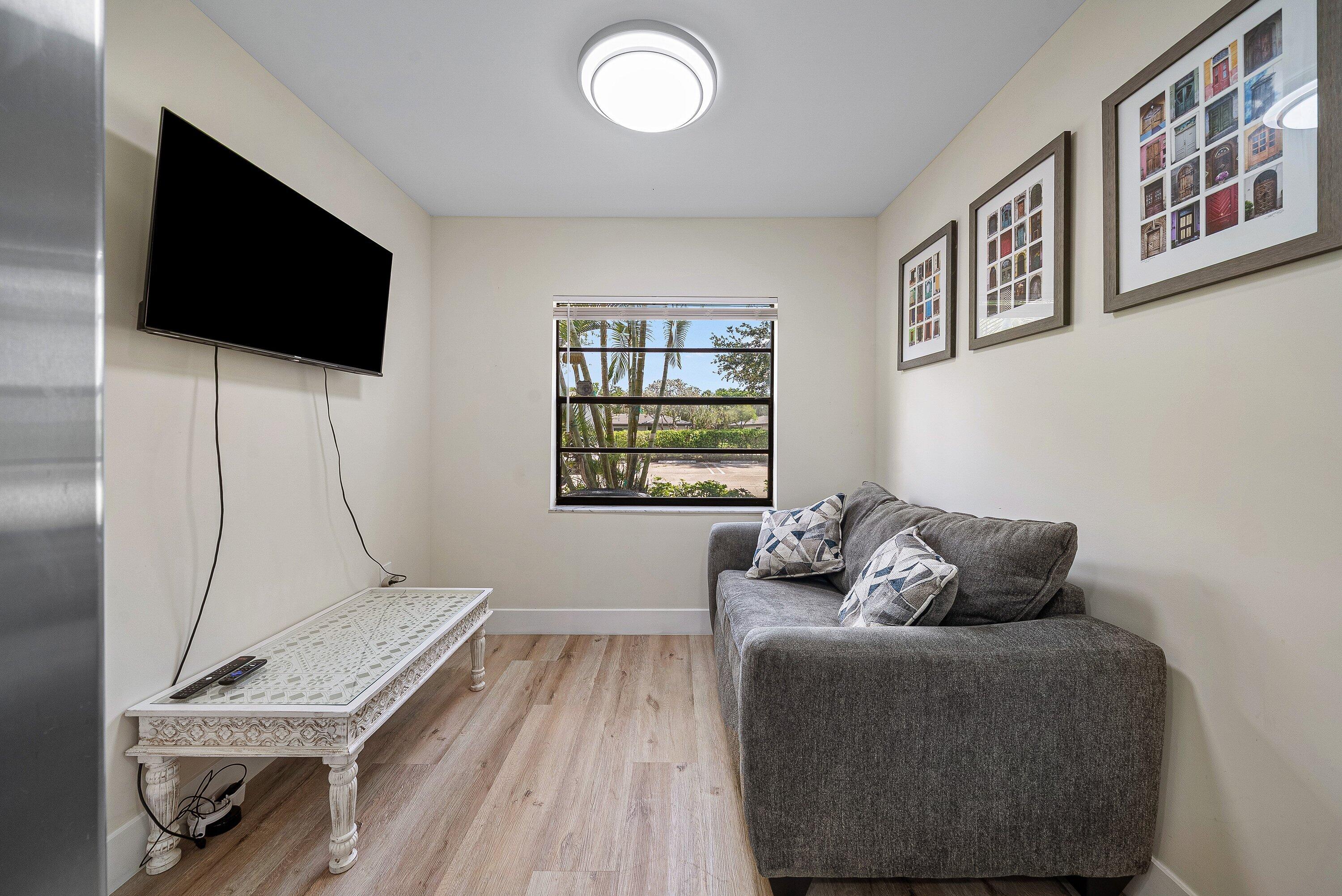 17 Southport Lane E Property Photo 4