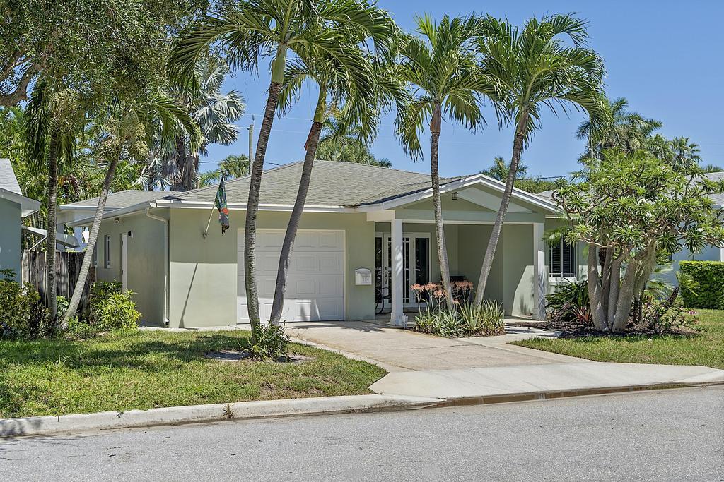 1106 N Lakeside Drive Property Photo 2