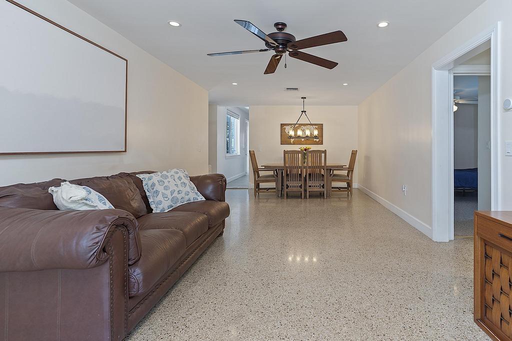 1106 N Lakeside Drive Property Photo 4