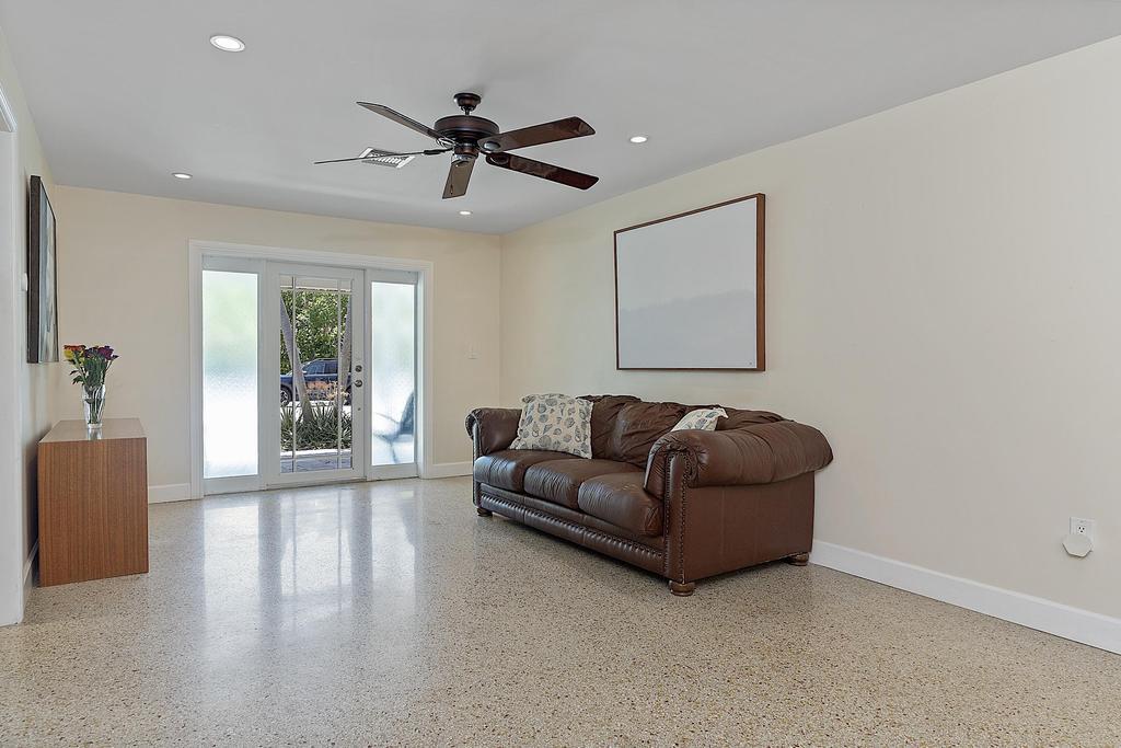 1106 N Lakeside Drive Property Photo 8