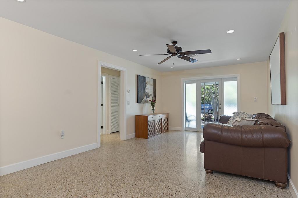 1106 N Lakeside Drive Property Photo 9