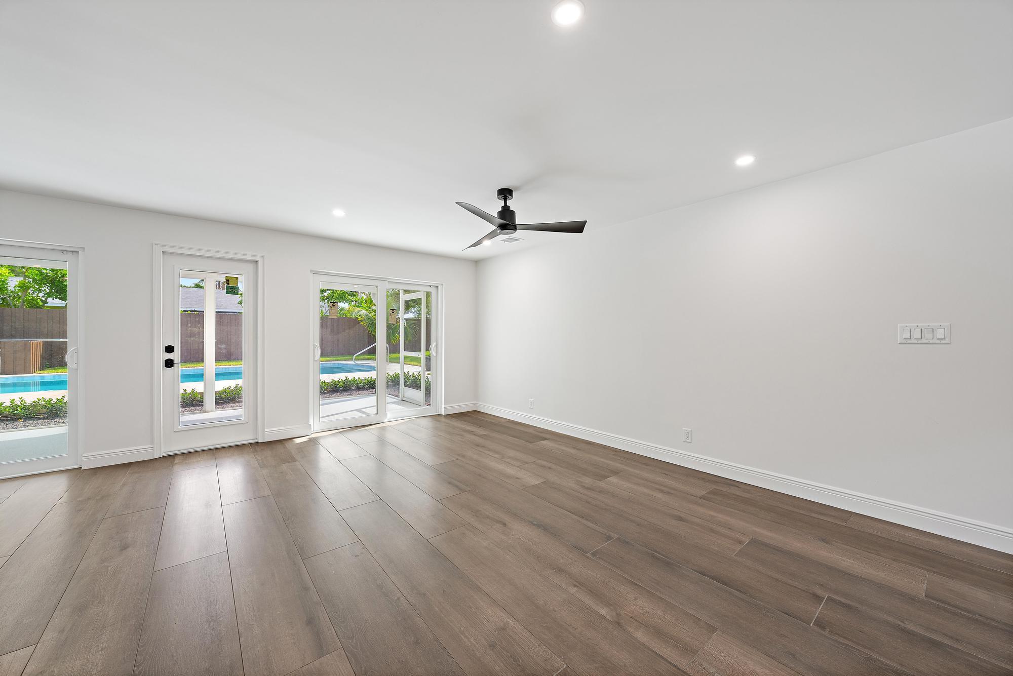 109 E Riverside Drive Property Photo 13