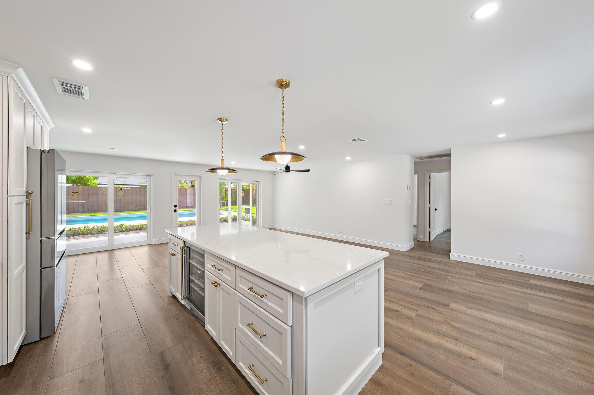 109 E Riverside Drive Property Photo 20